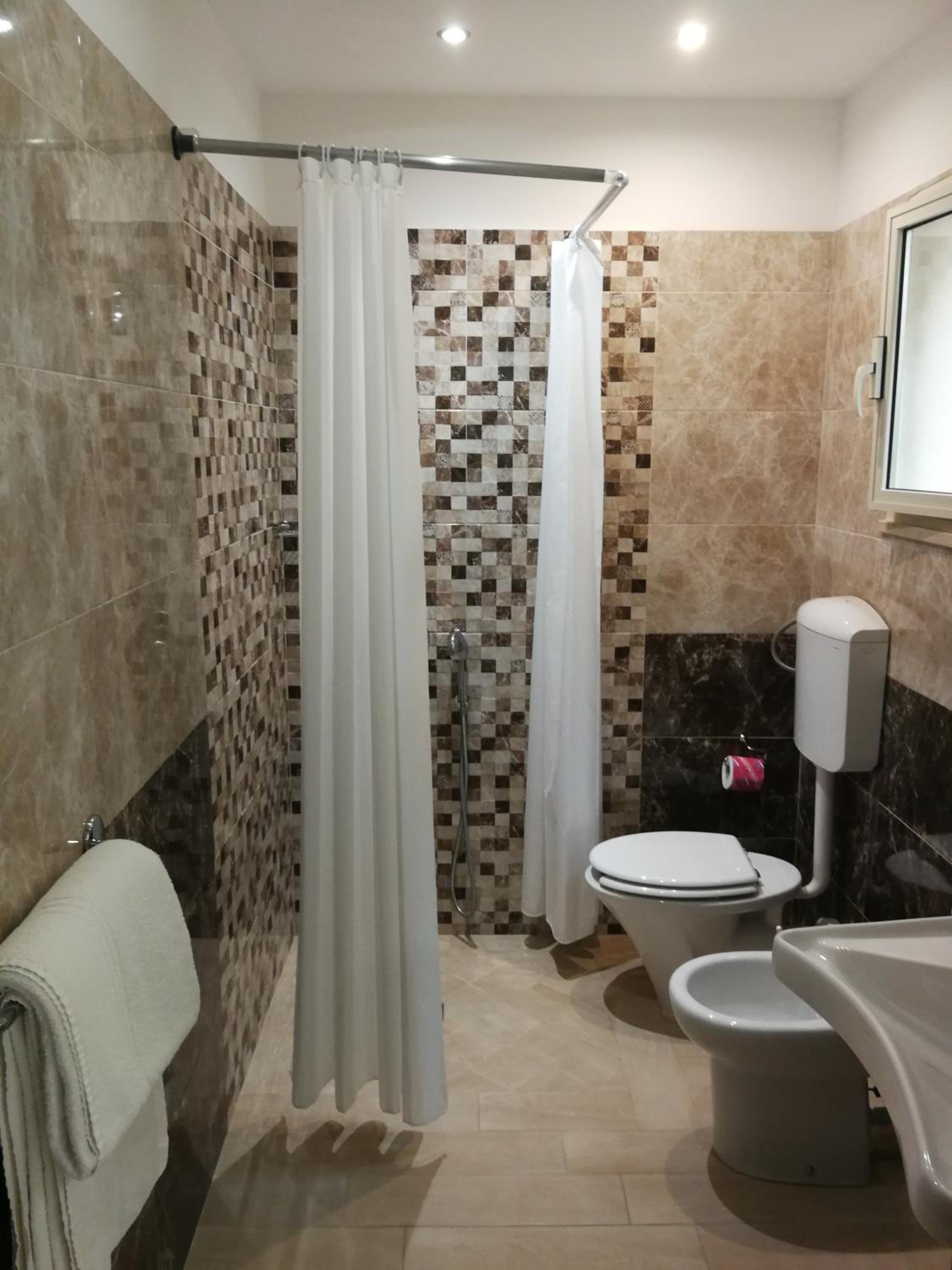 Economy Double or Twin Room with Interior Patio View photo 3