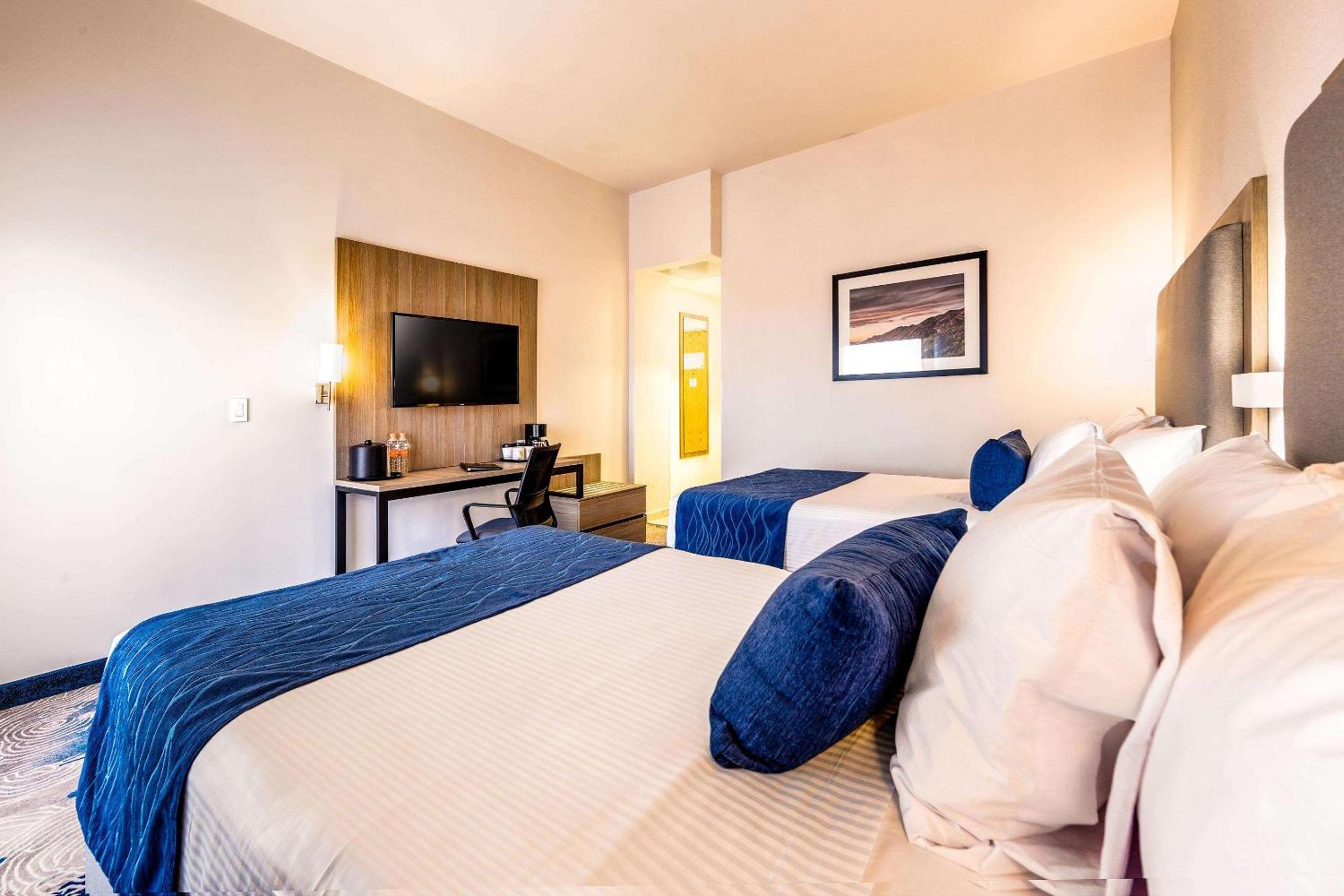 Double Room with Two Double Beds - Non-Smoking - Photo 4