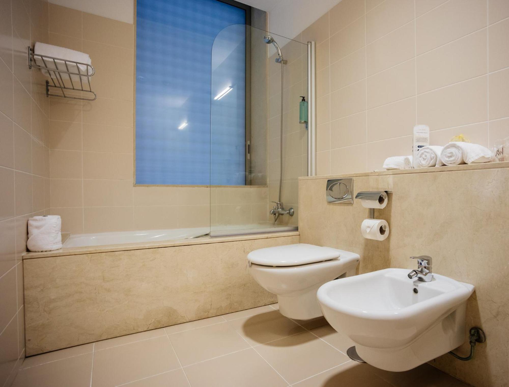 Double or Twin Room with Extra Bed ( Adult) - Photo 5