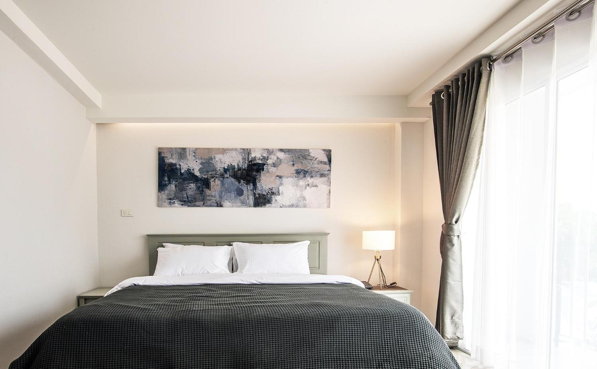 Deluxe Double Room with Balcony - Photo 11