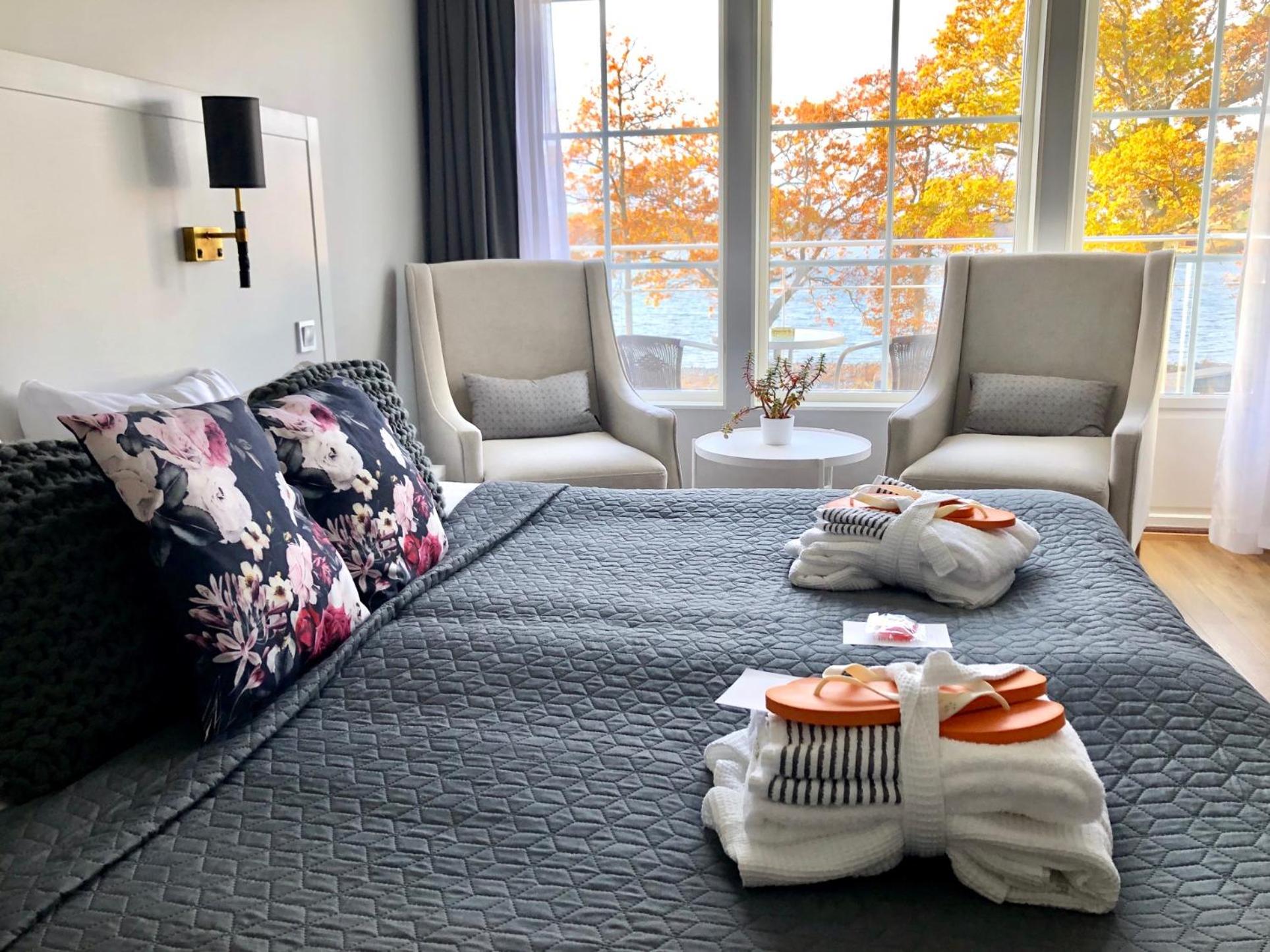 Deluxe Double Room with Side Sea View