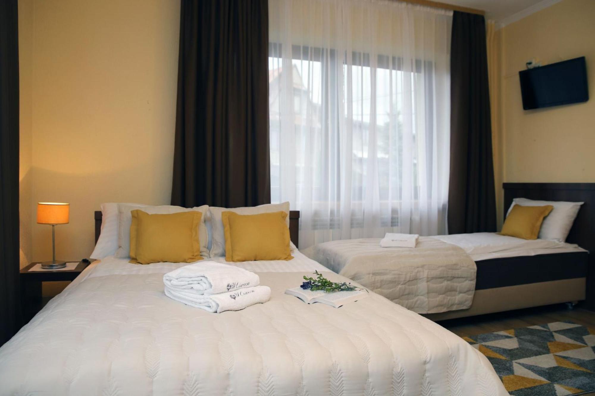 Triple Room with Balcony - Photo 14