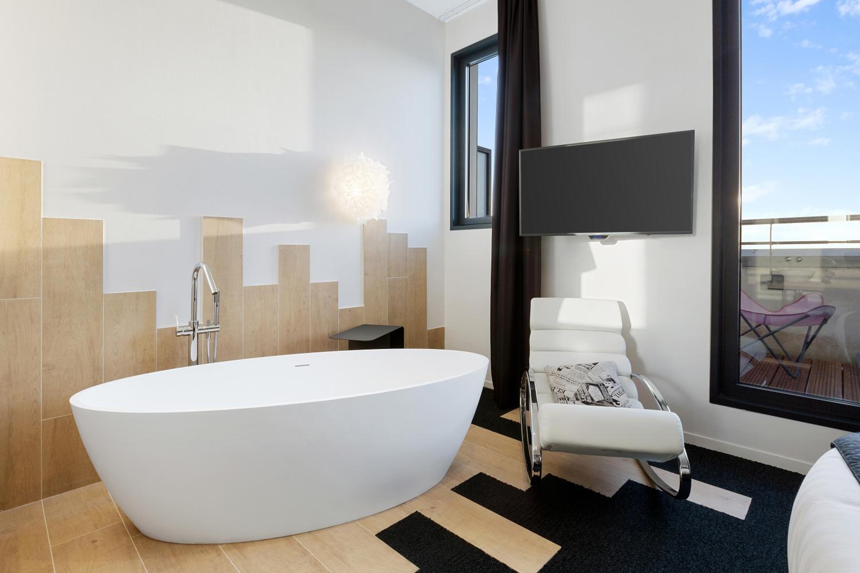 Junior King Suite with Round Bed and Spa Access - Photo 14