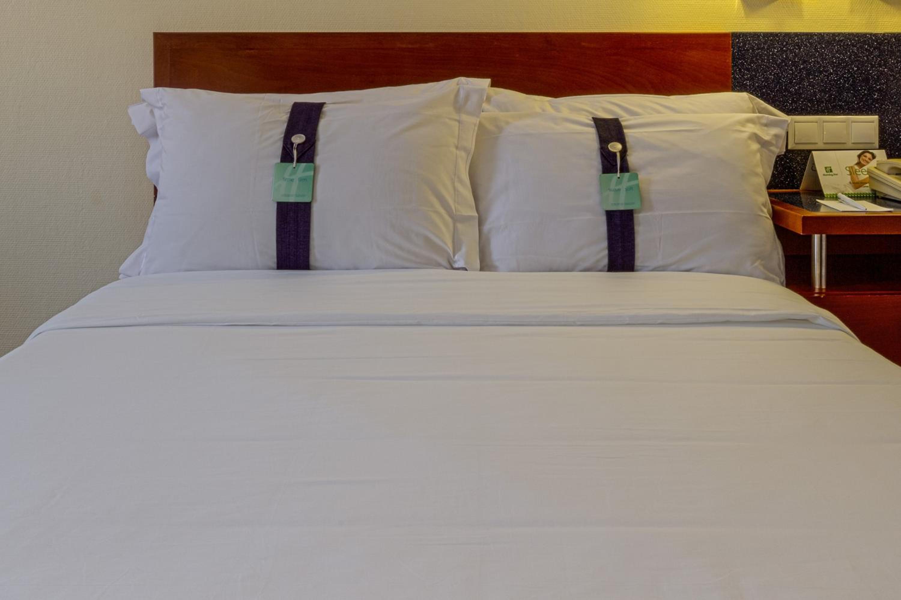 Twin Room with Two Double Beds - Smoking - Photo 6
