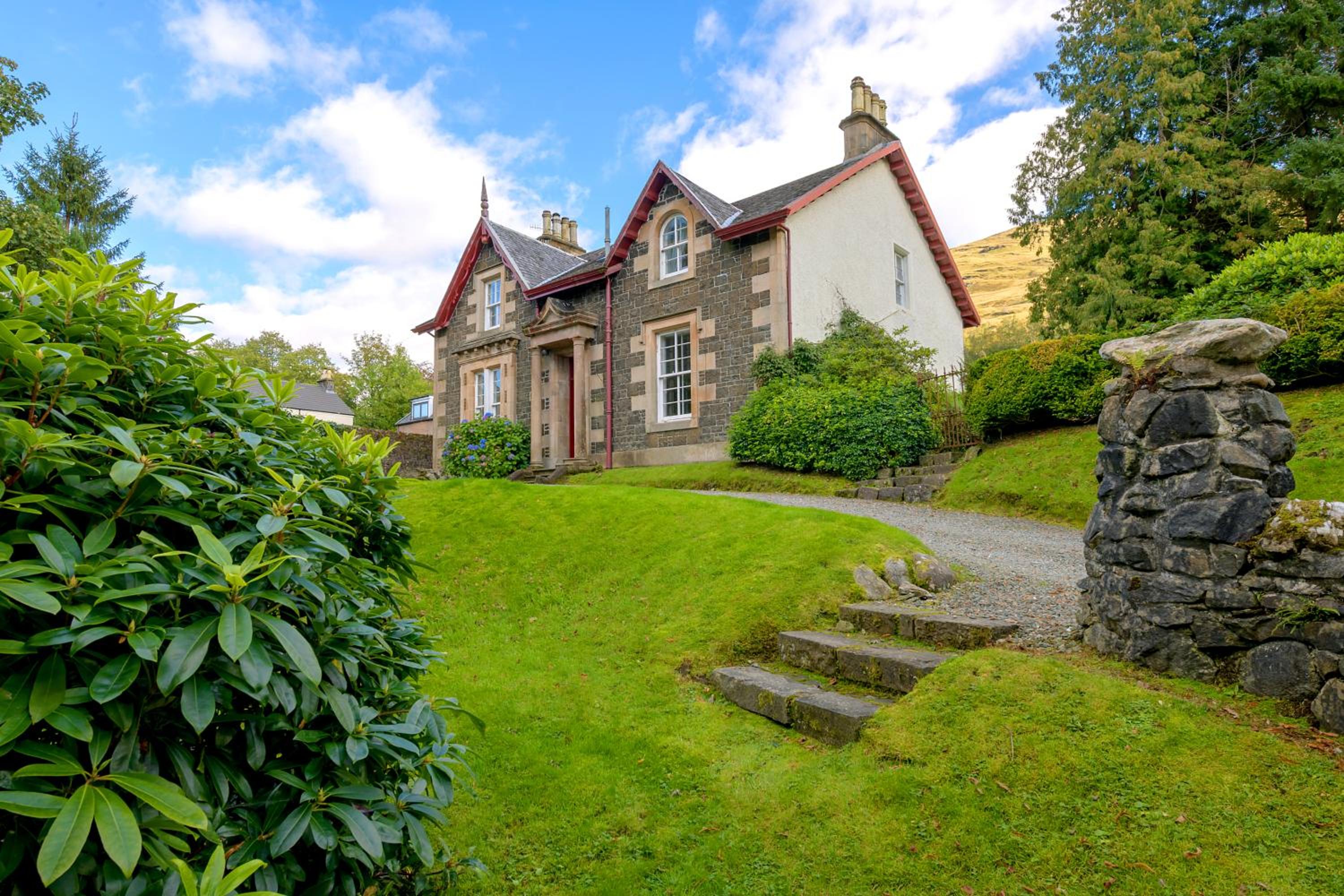 Five-Bedroom House photo 2