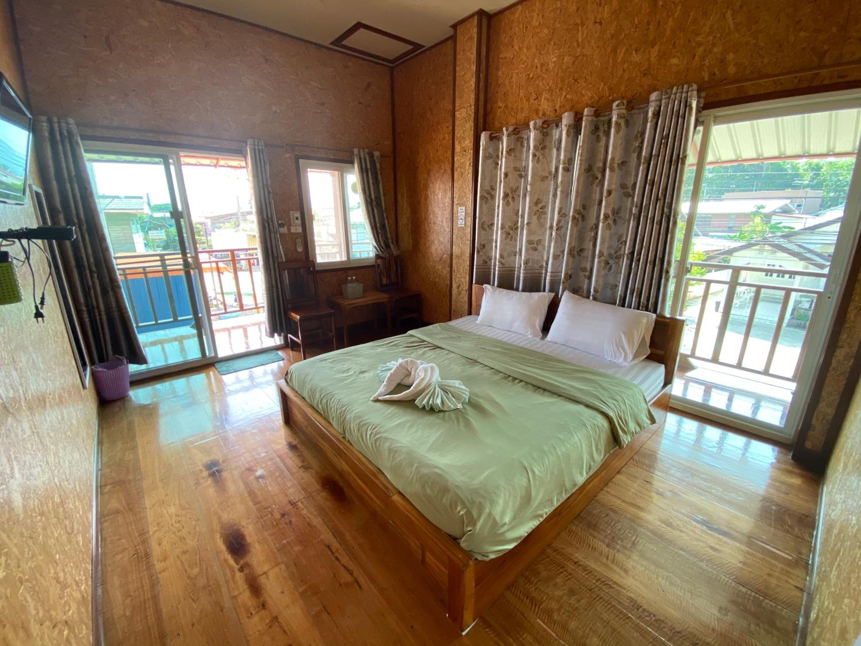 Deluxe King Room - Photo 4