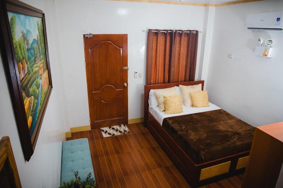 Deluxe Double Room (2 Adults + 1 Child) - Photo 16