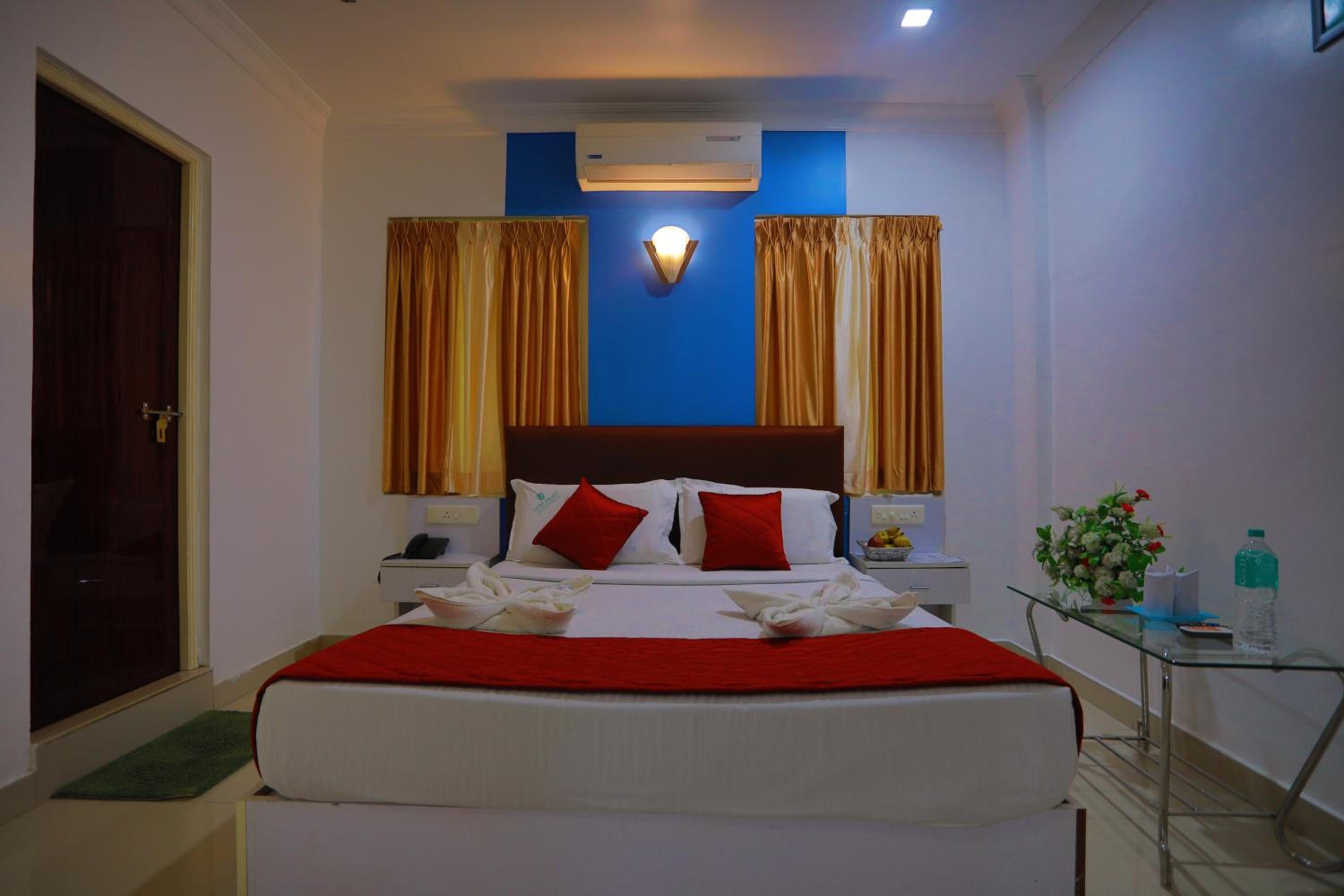 Deluxe Double Room with Balcony photo 3