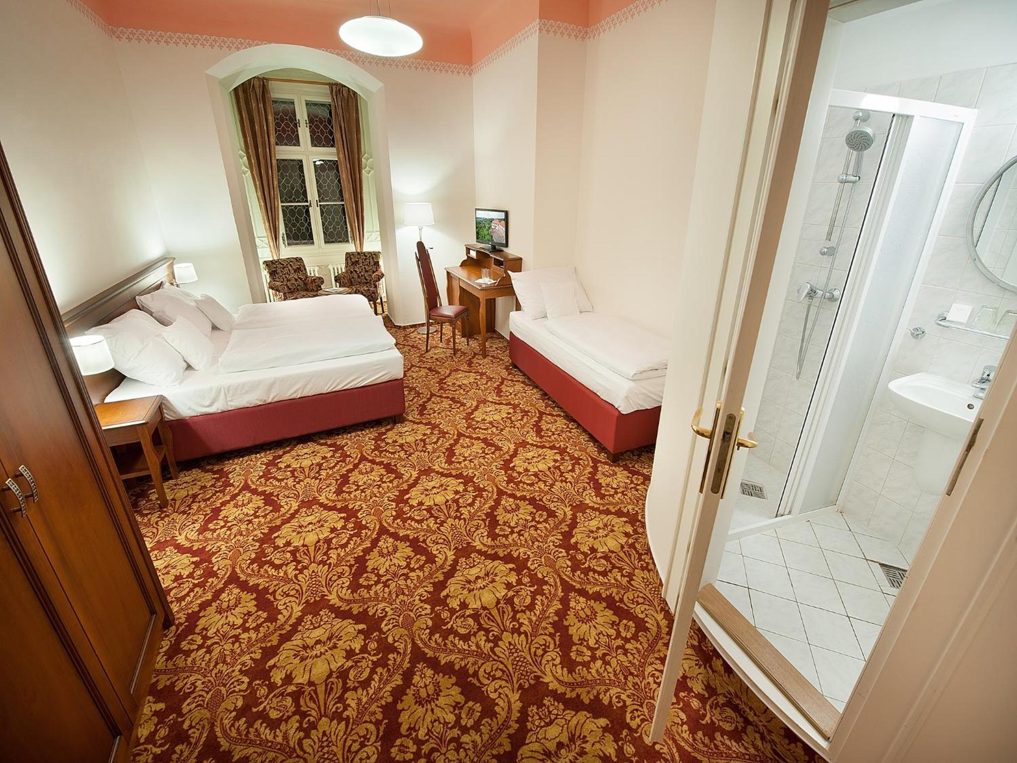 Double room with extra bed and view