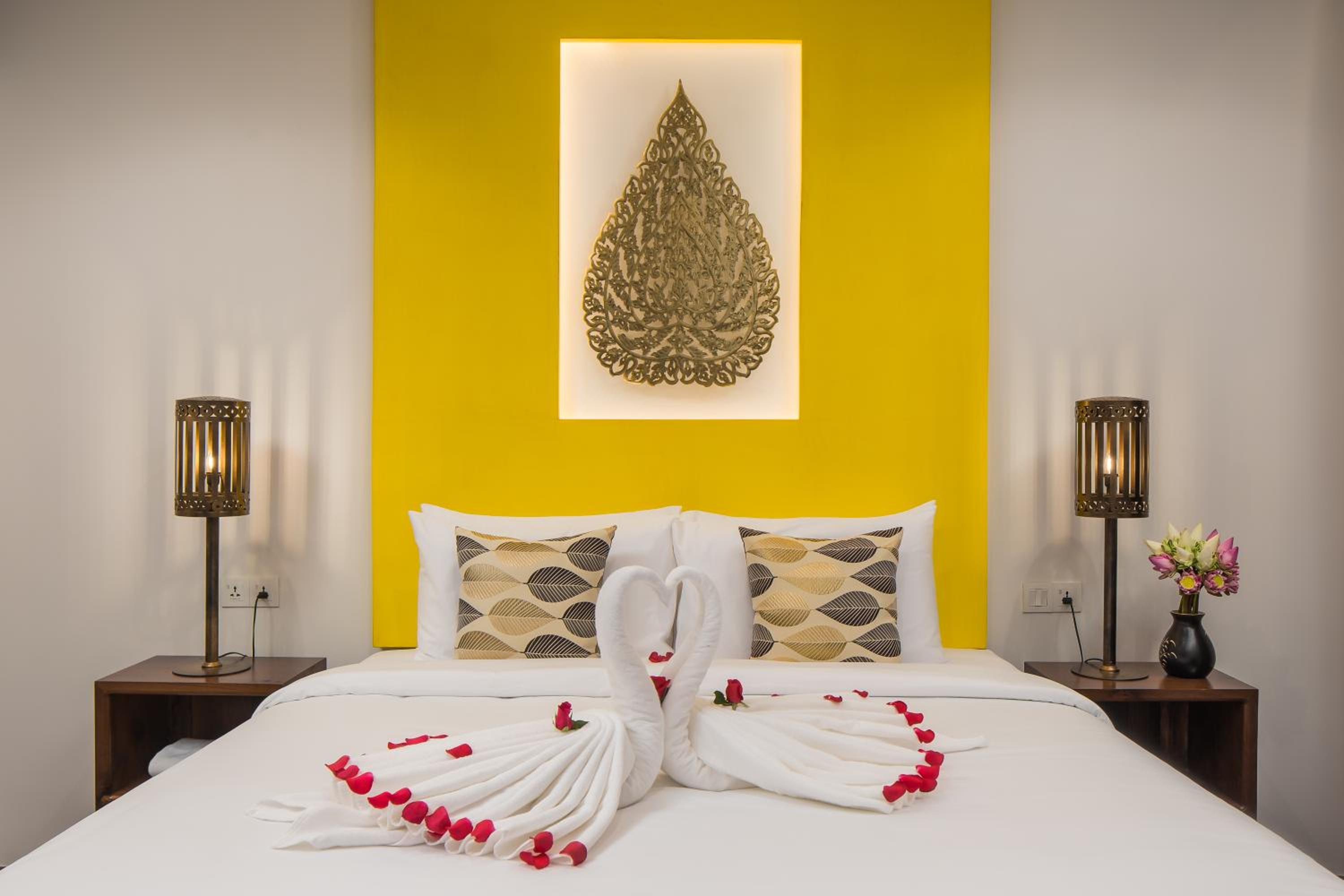 Palace Suite Room King Bed with Pool View - Photo 5