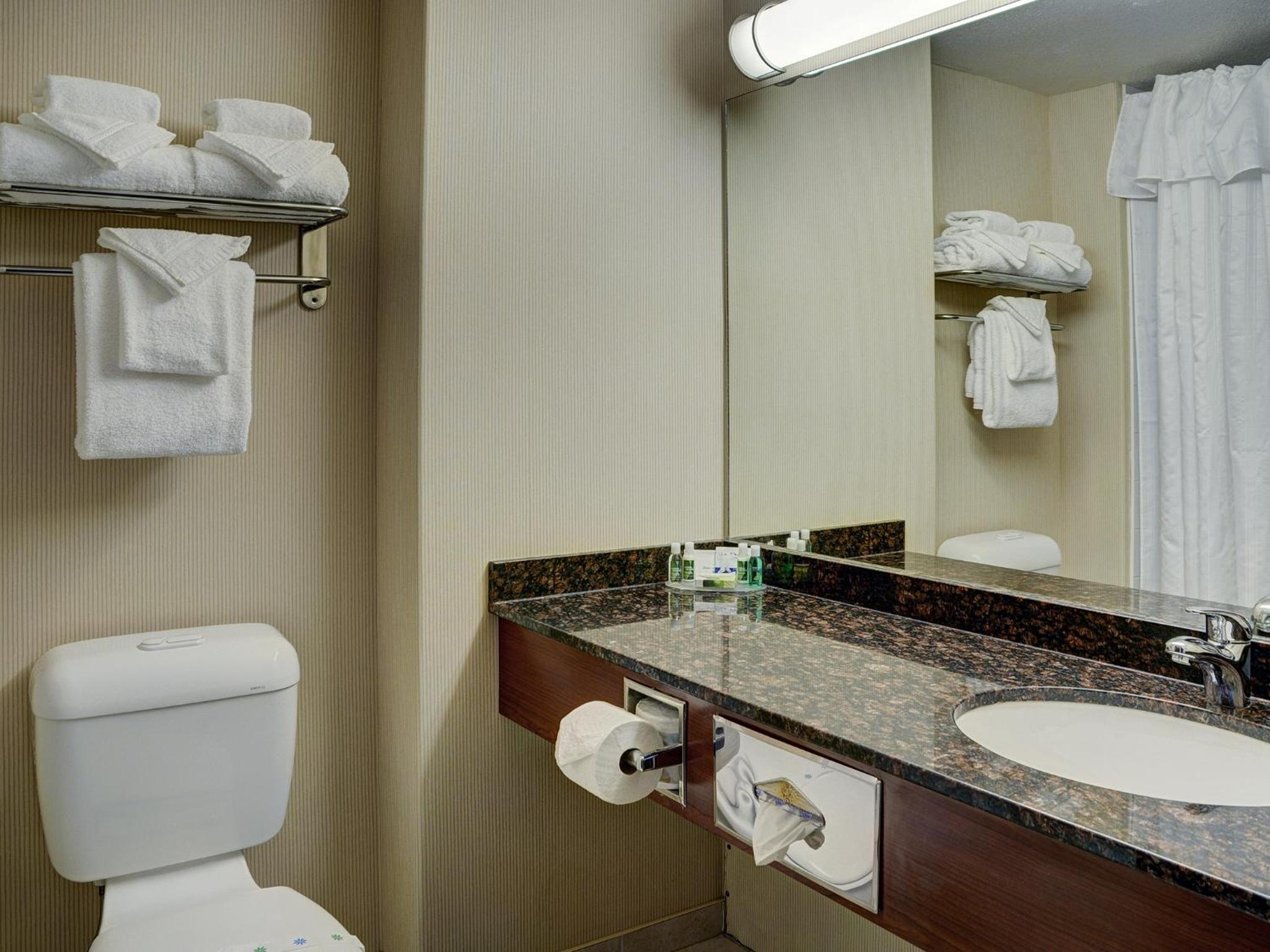 Queen Room with Two Queen Beds photo 3