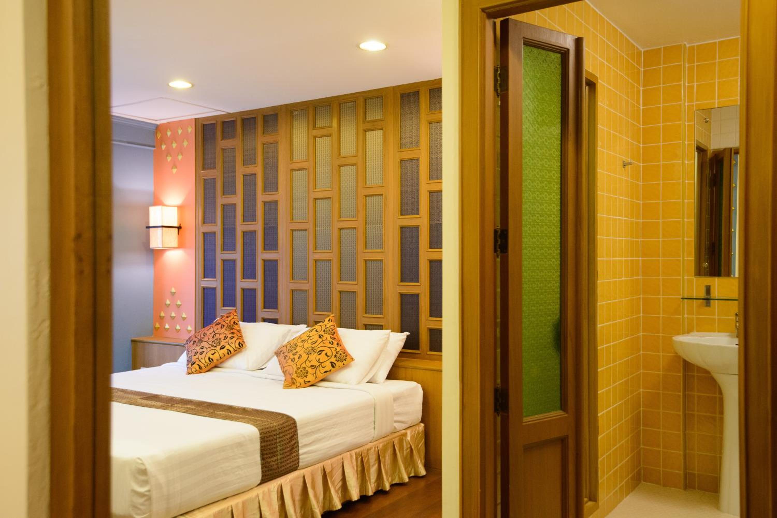 Deluxe King Suite photo 2