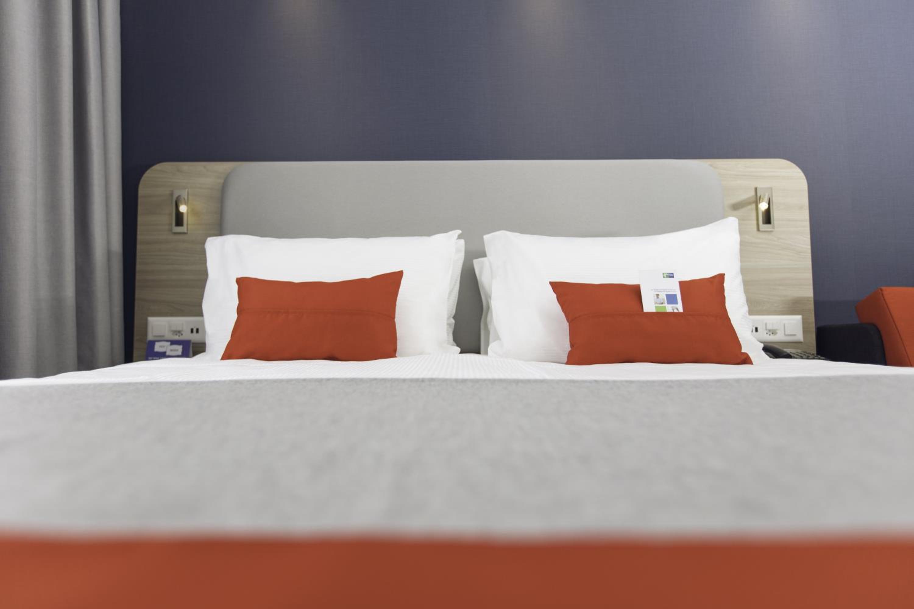 Standard Queen Room with Single Sofa Bed - Free Breakfast - Photo 4