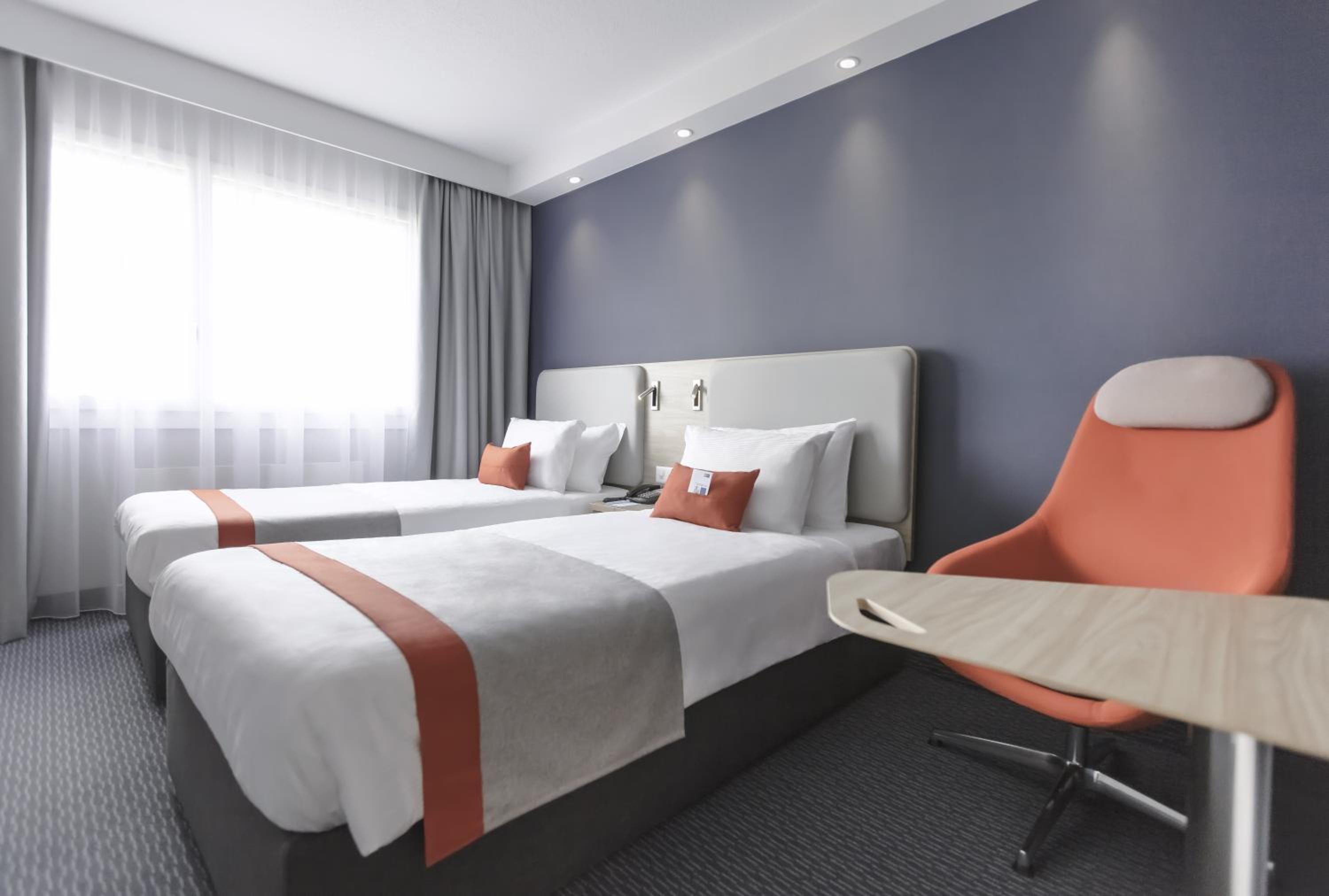 Standard Room with Free Breakfast - Photo 2