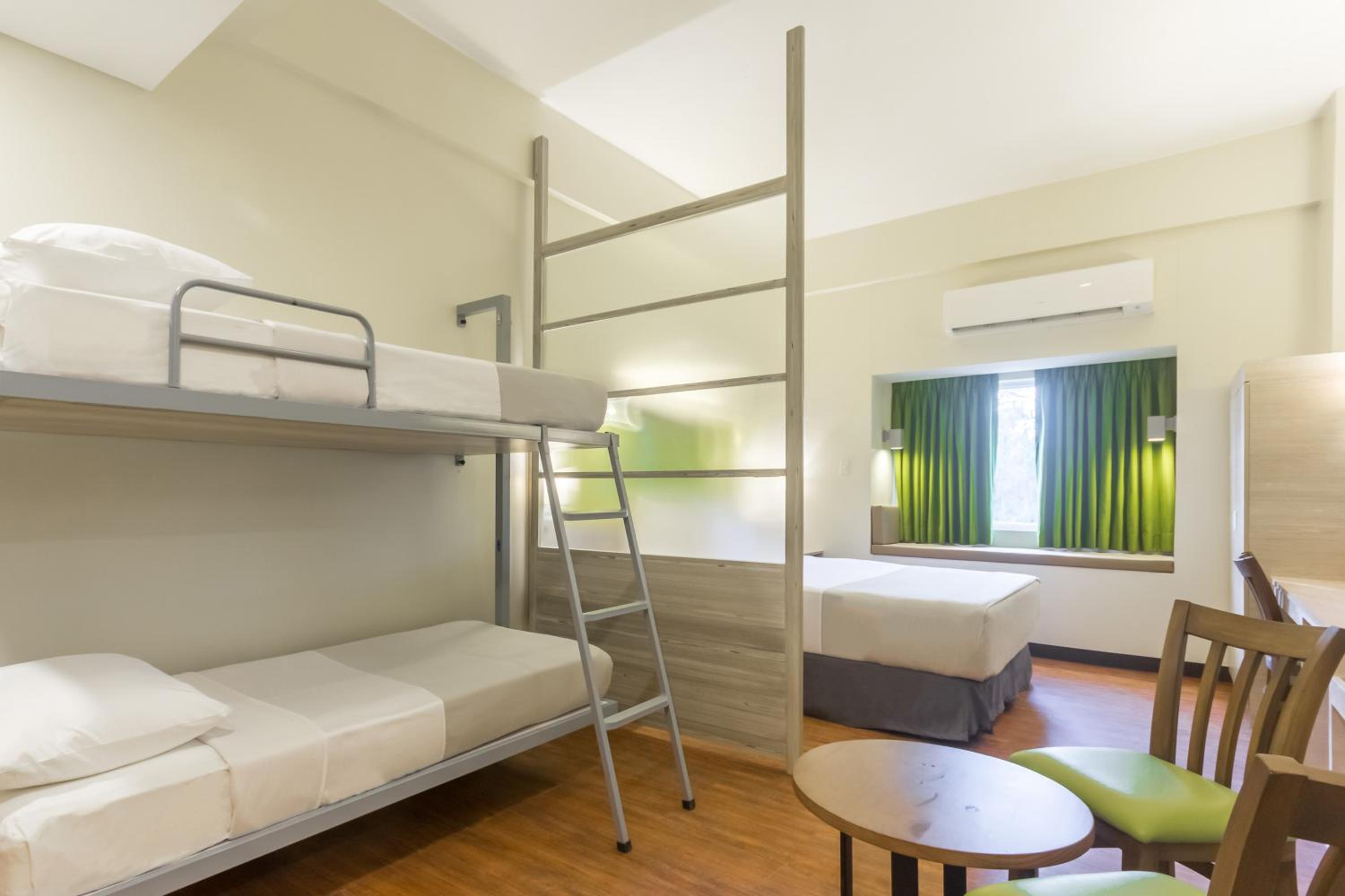 Family Queen Suite with One Queen Bed and One Bunk Bed - Non-Smoking photo 2