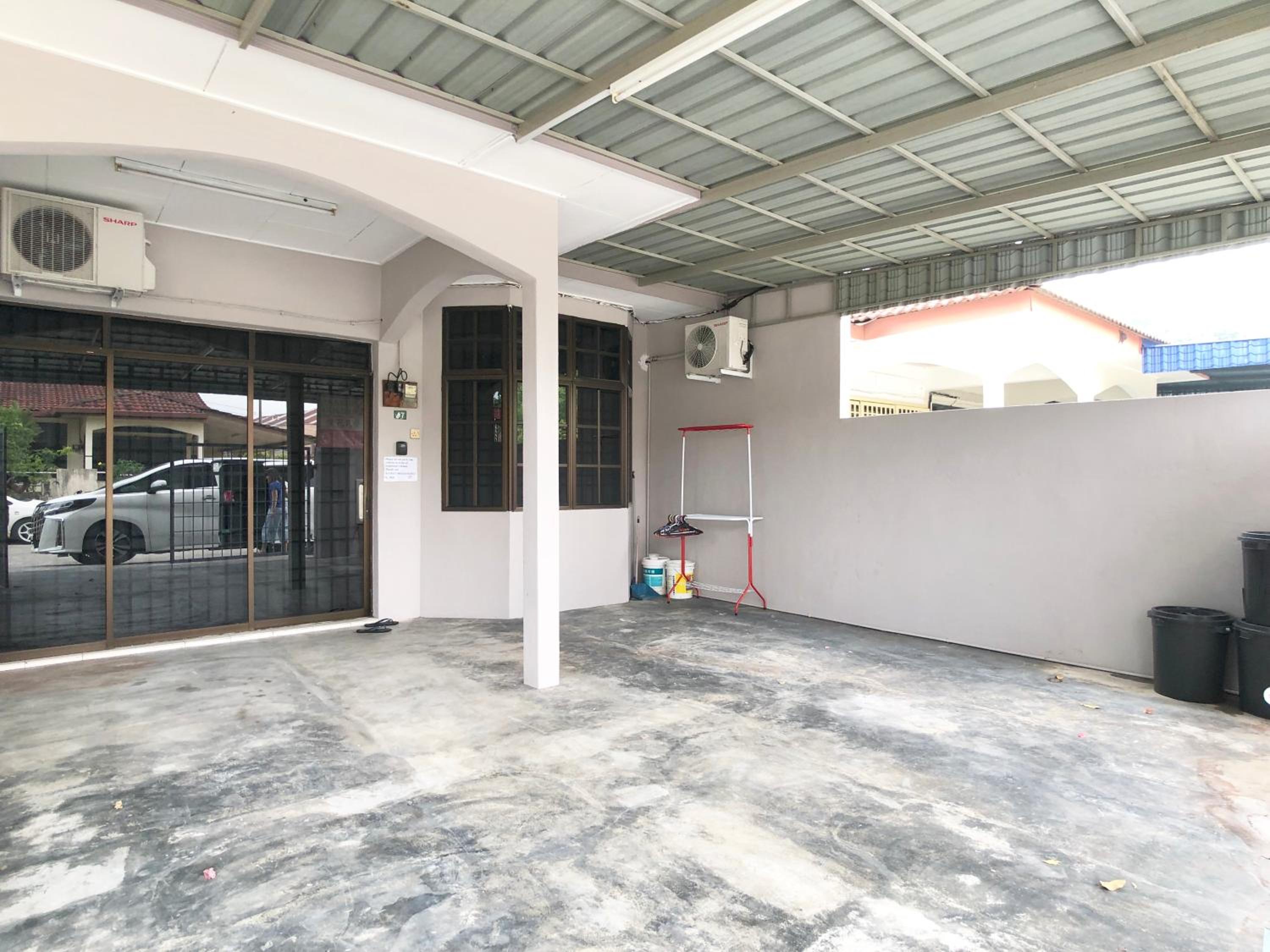 Three-Bedroom House photo 2