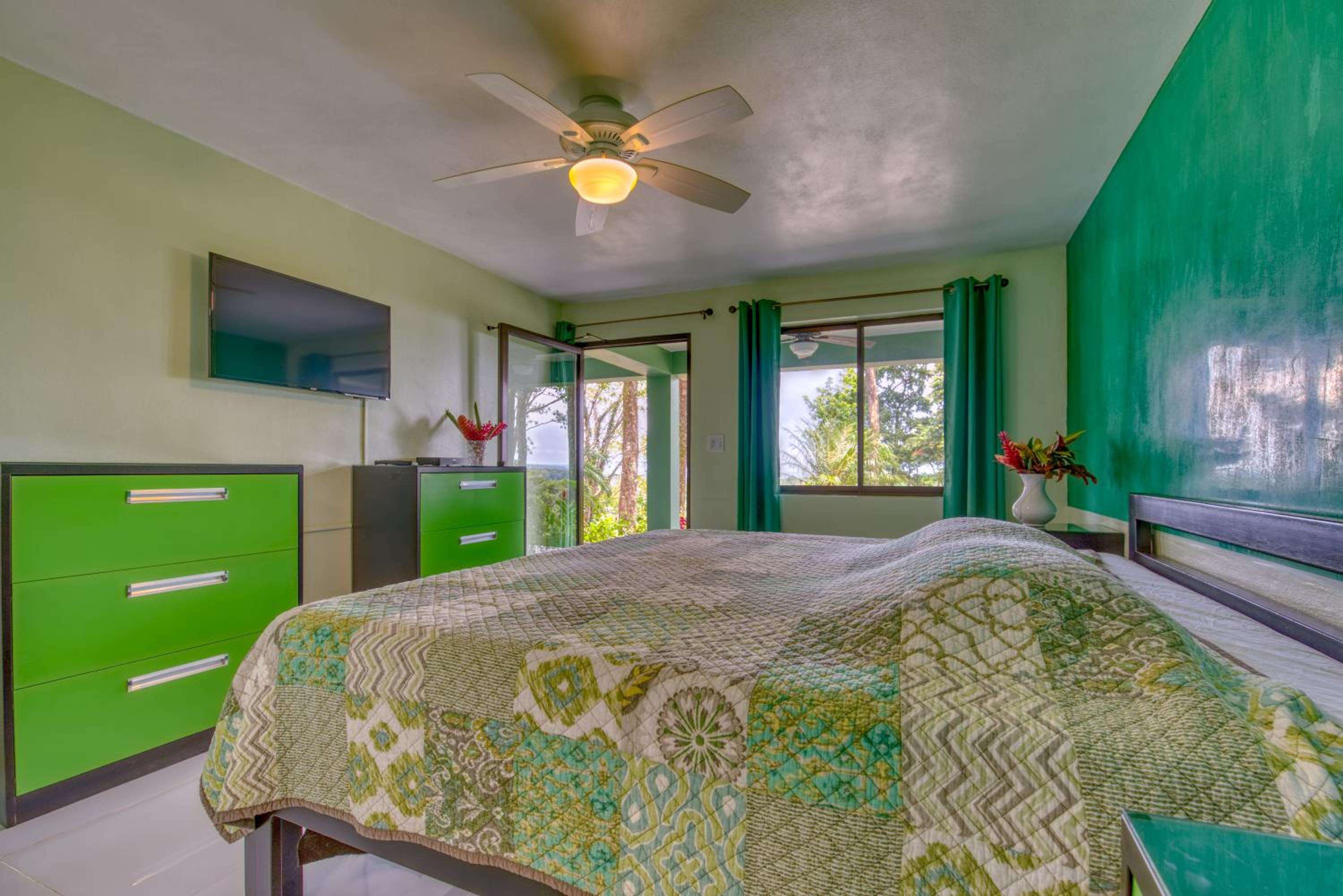 Deluxe King Room photo 1