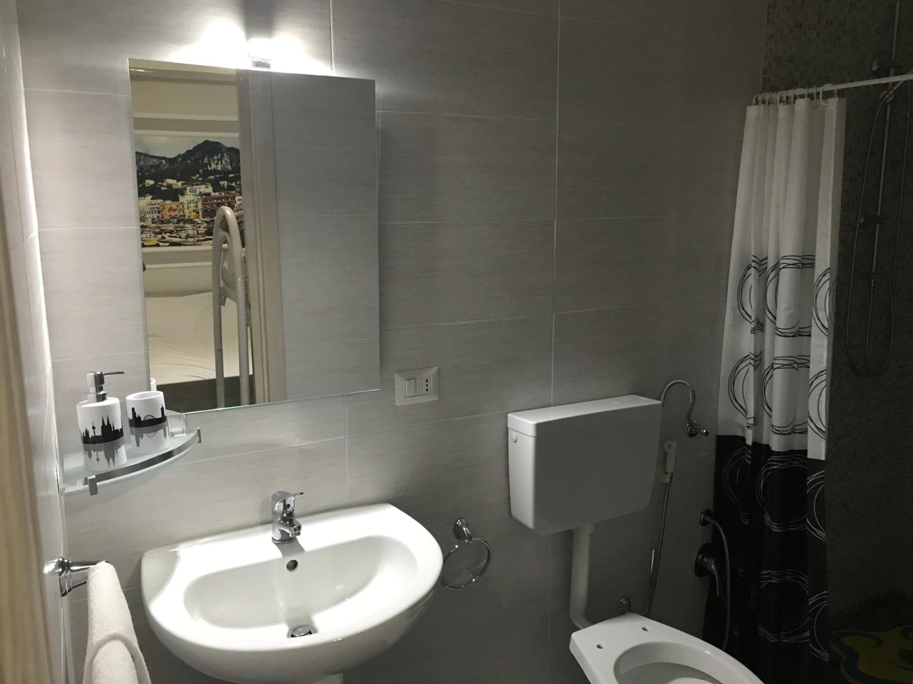 Family Room with Private Bathroom photo 2