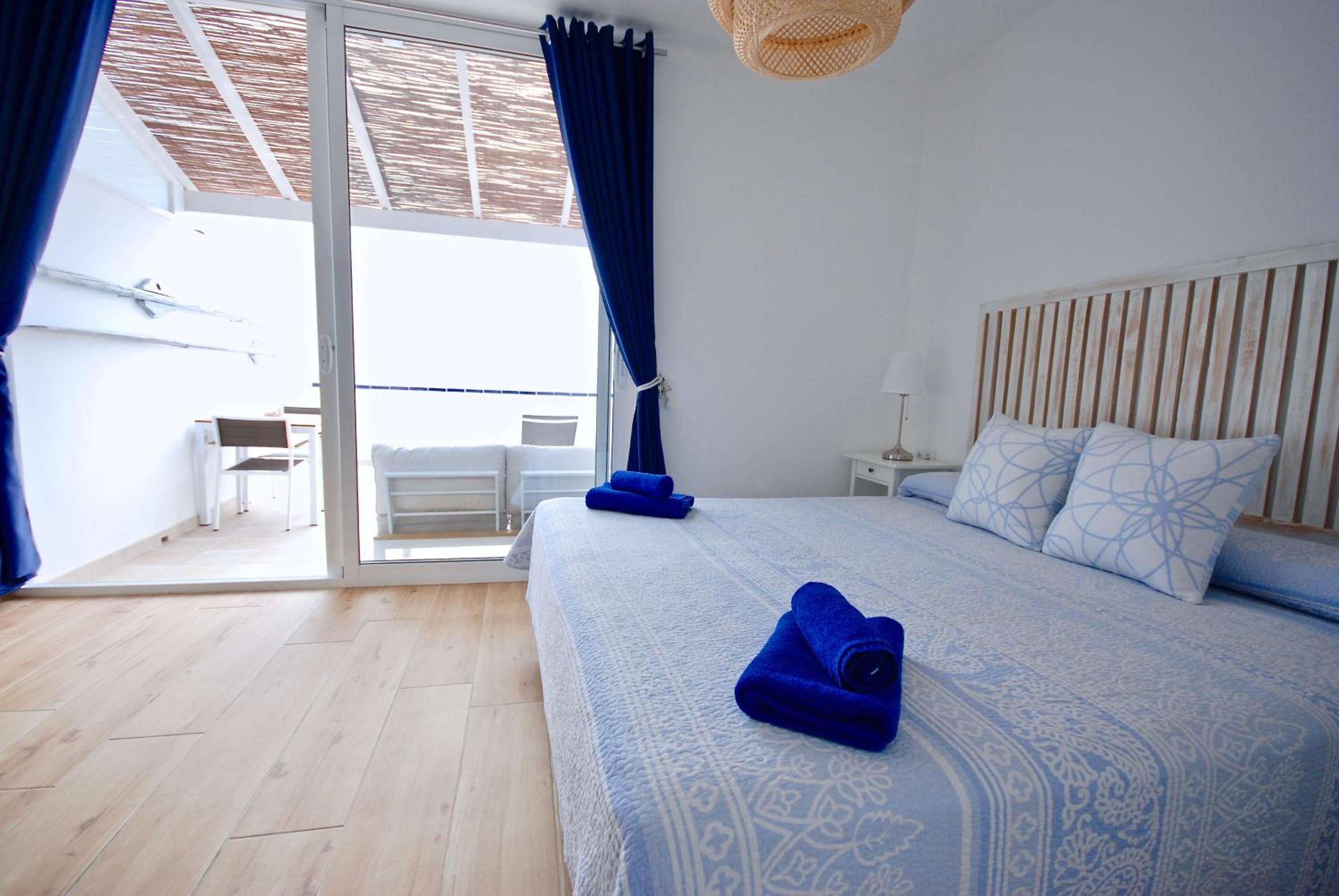 Apartamento con terraza y vista al mar
