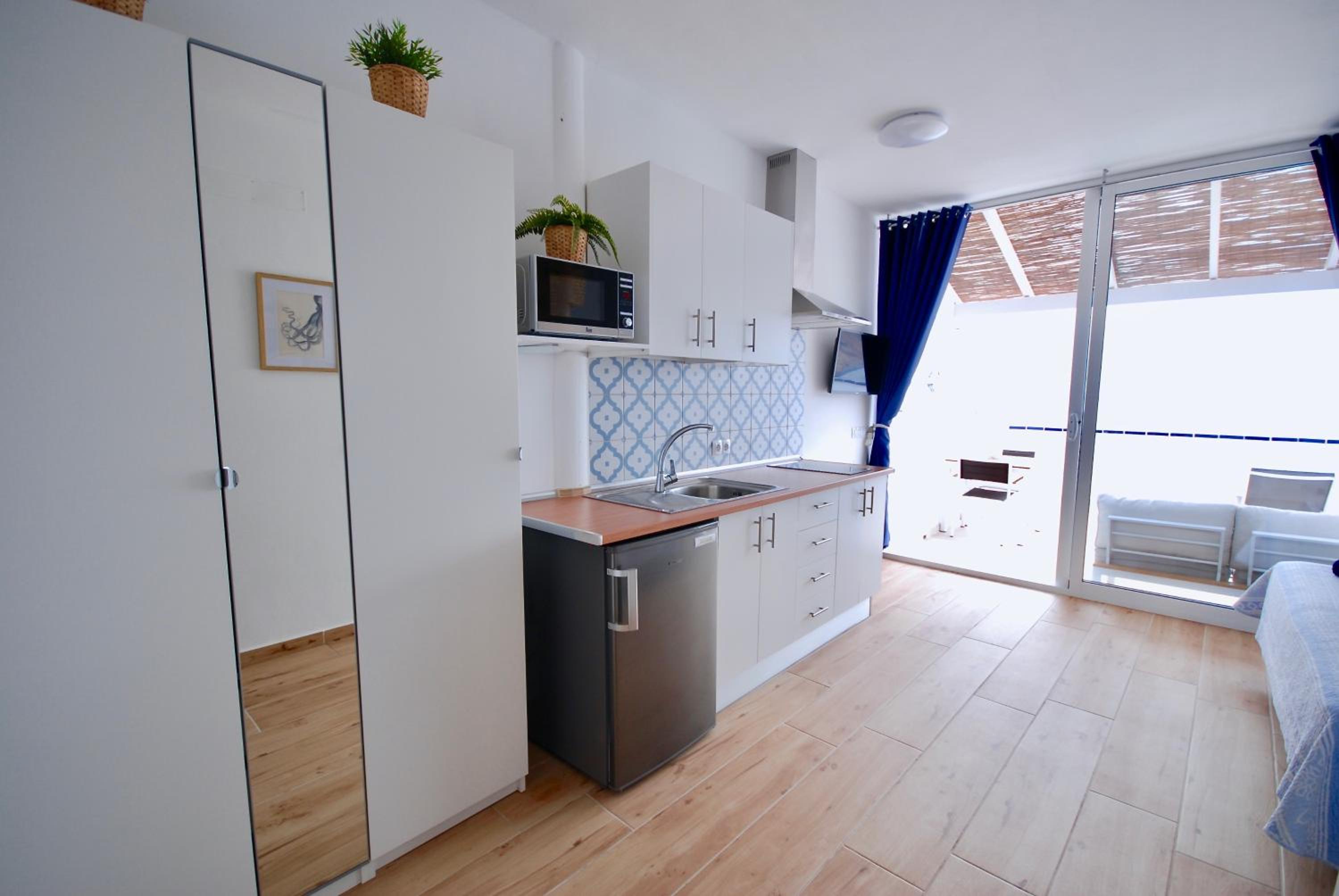 Apartment with Terrace and Sea View photo 3