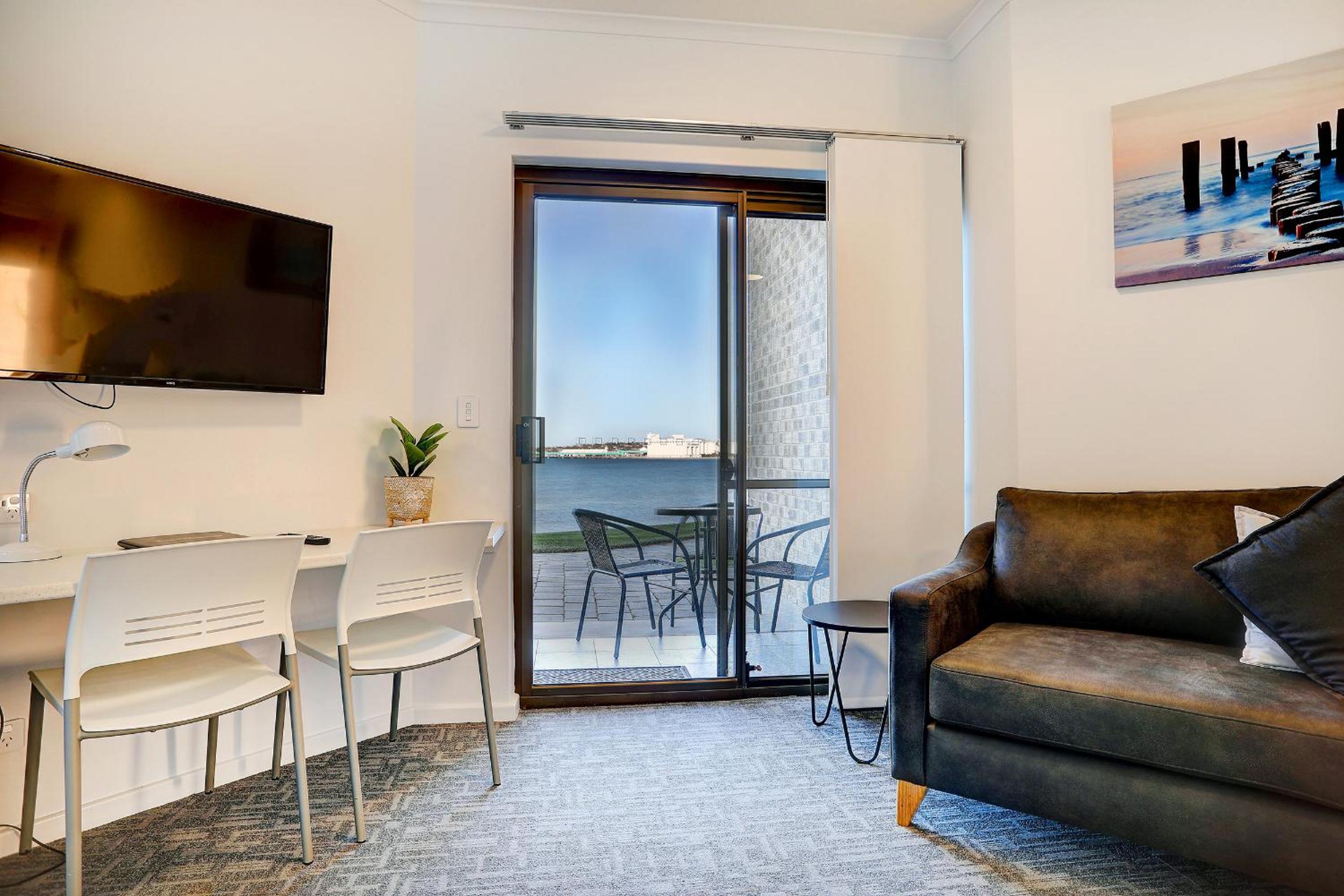 Spacious Queen And Single Room photo 2