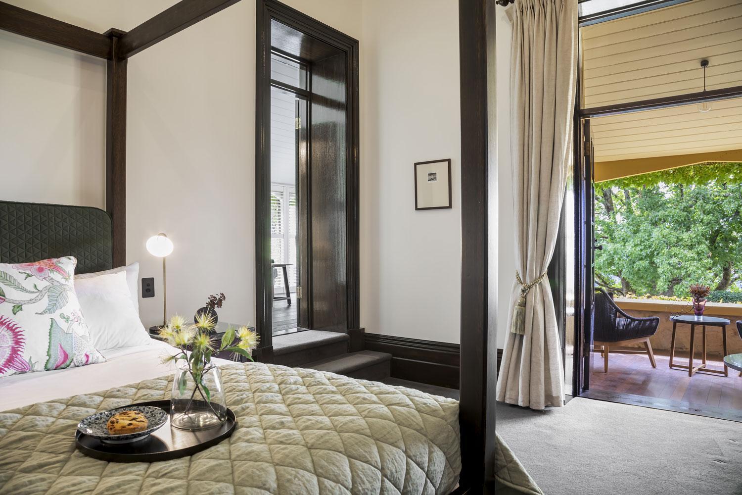 Executive King Suite with Garden View thumbnail 6