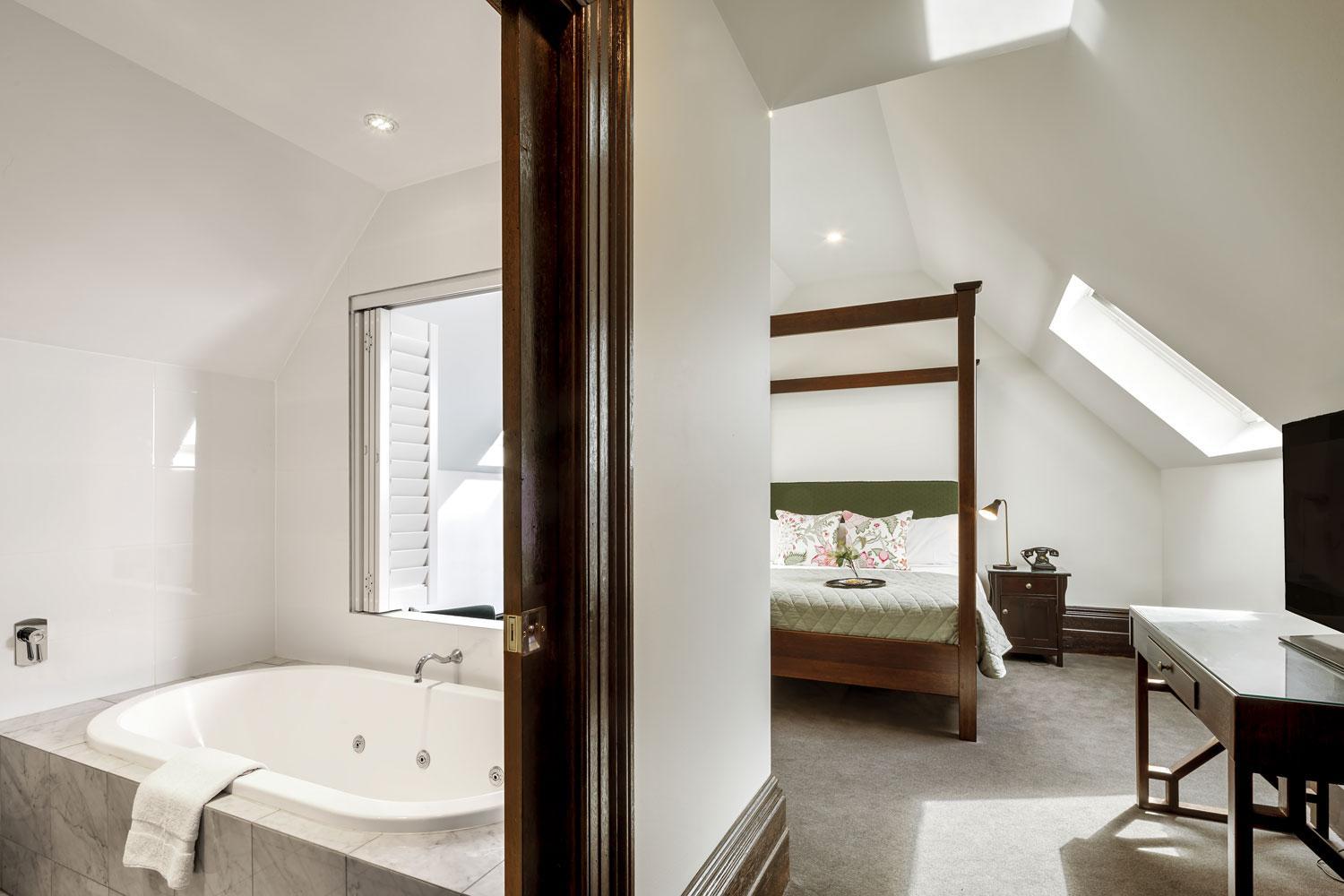 Executive King Suite with Garden View thumbnail 6