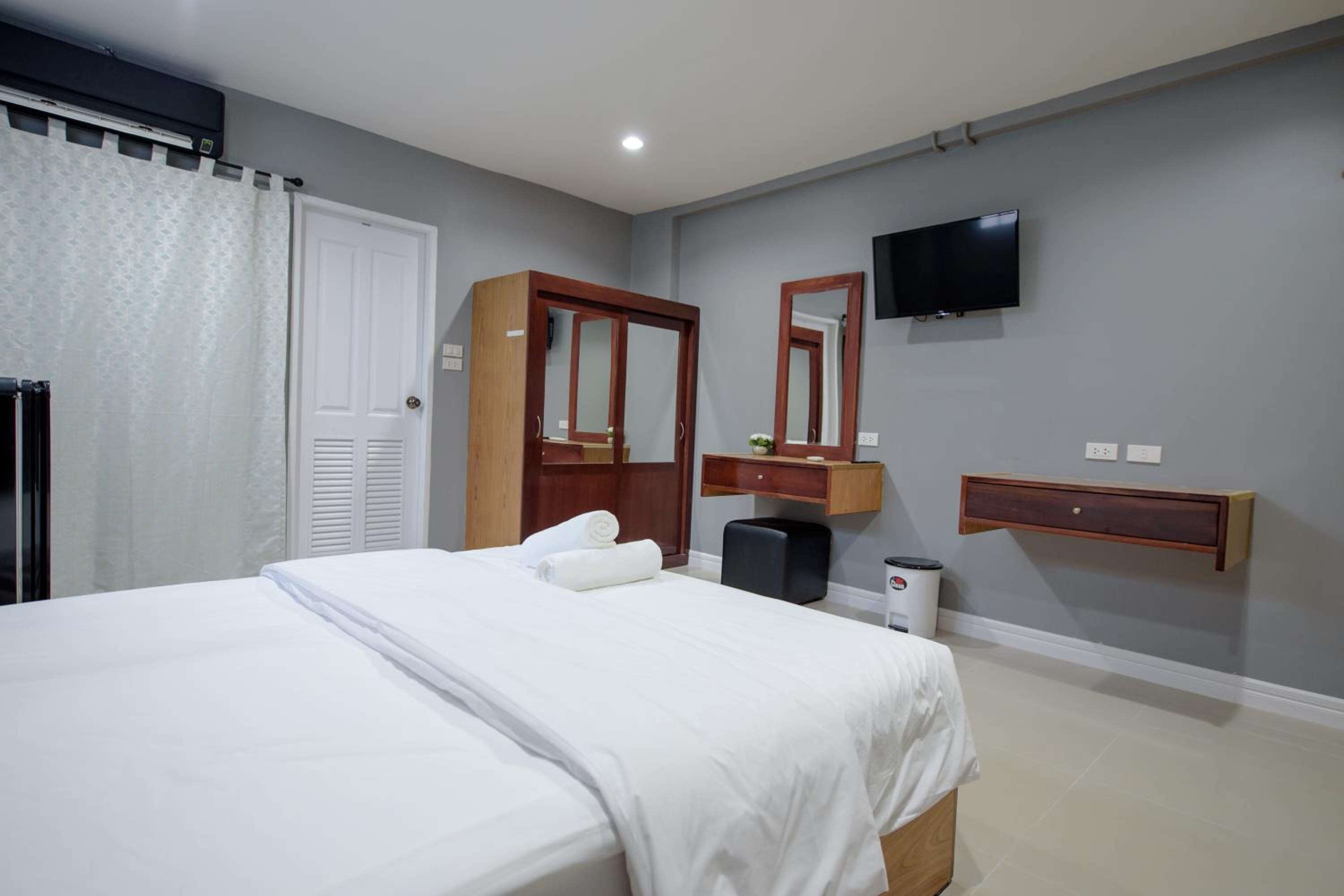 Standard Queen Room - Photo 9