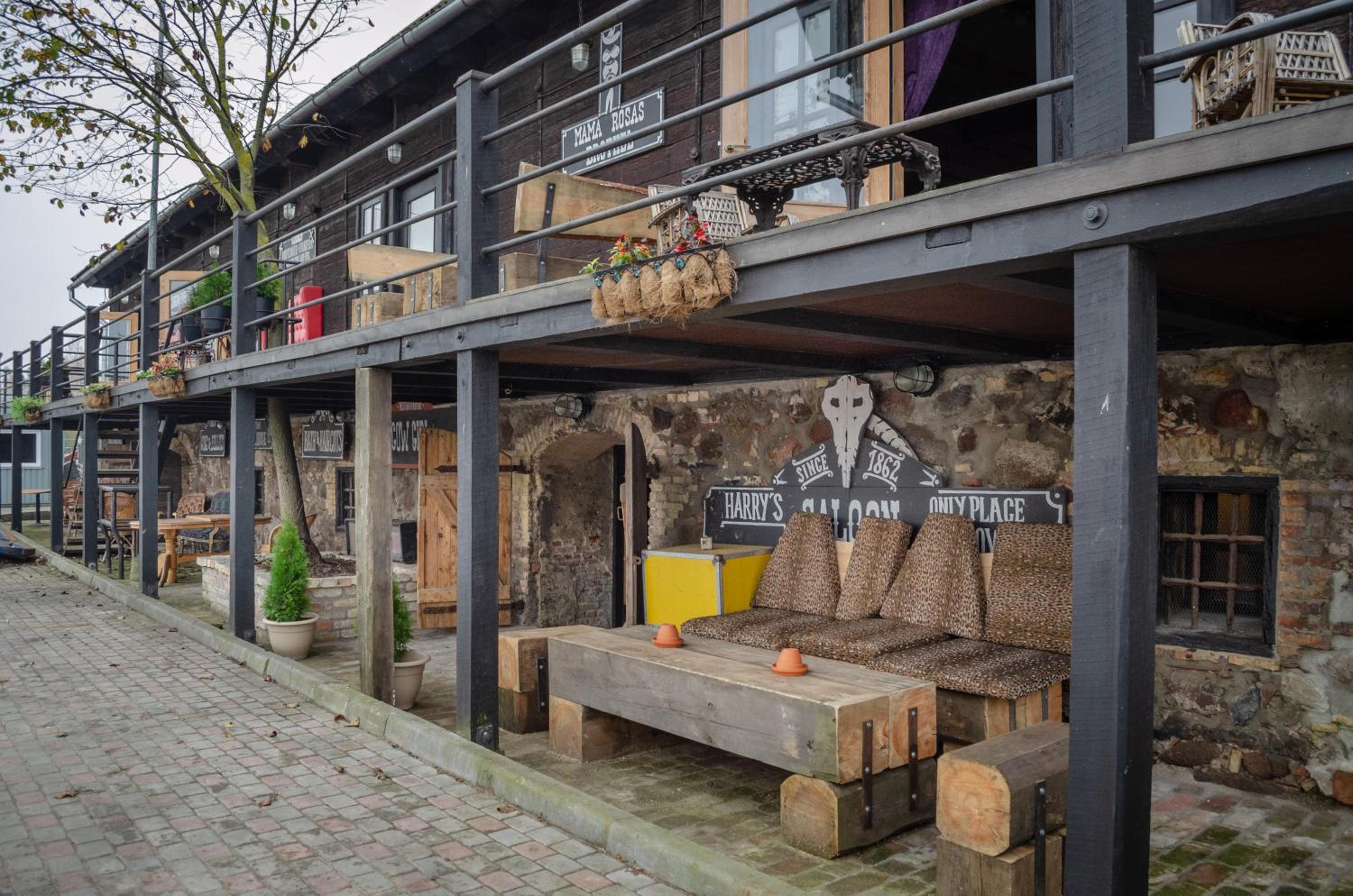 River Side Lounge - Photo 9