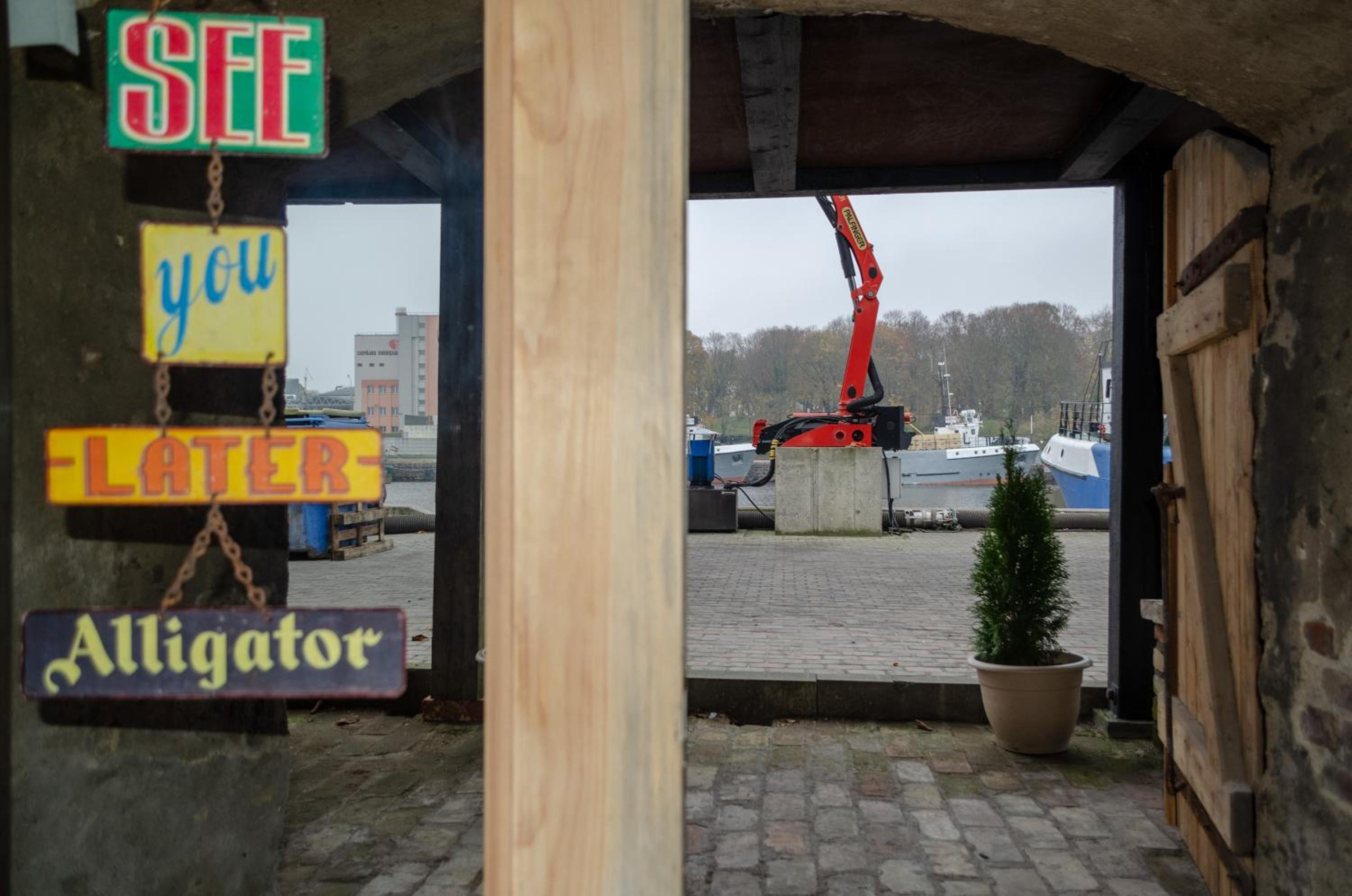 River Side Lounge - Photo 8