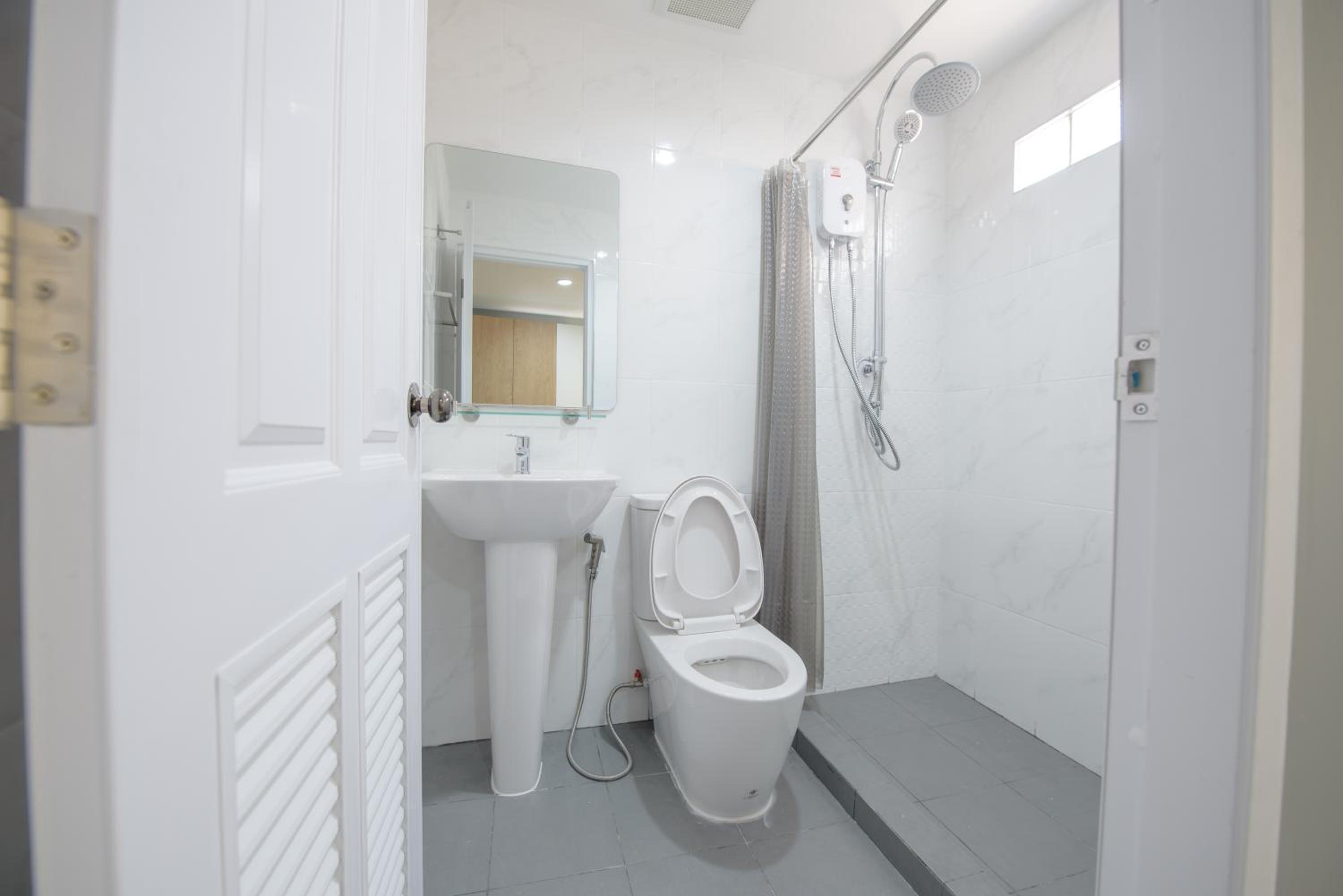 Standard King Room - Photo 10