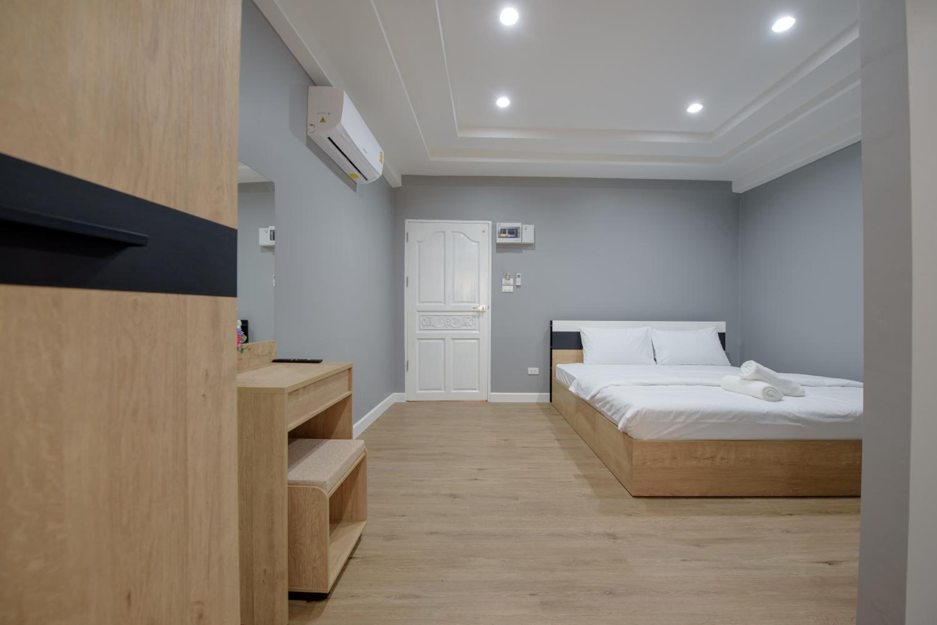 Standard King Room - Photo 2
