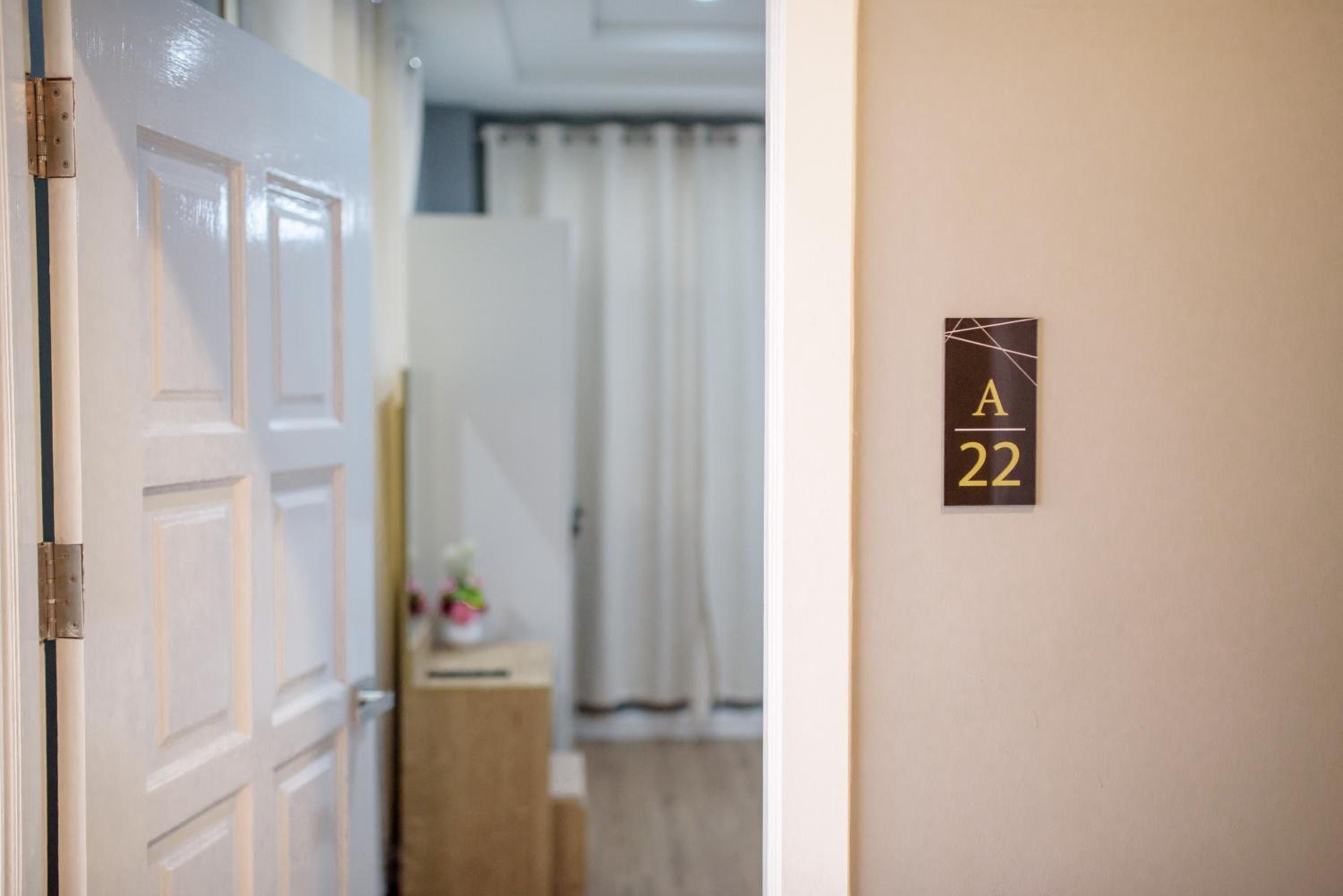 Standard King Room - Photo 4