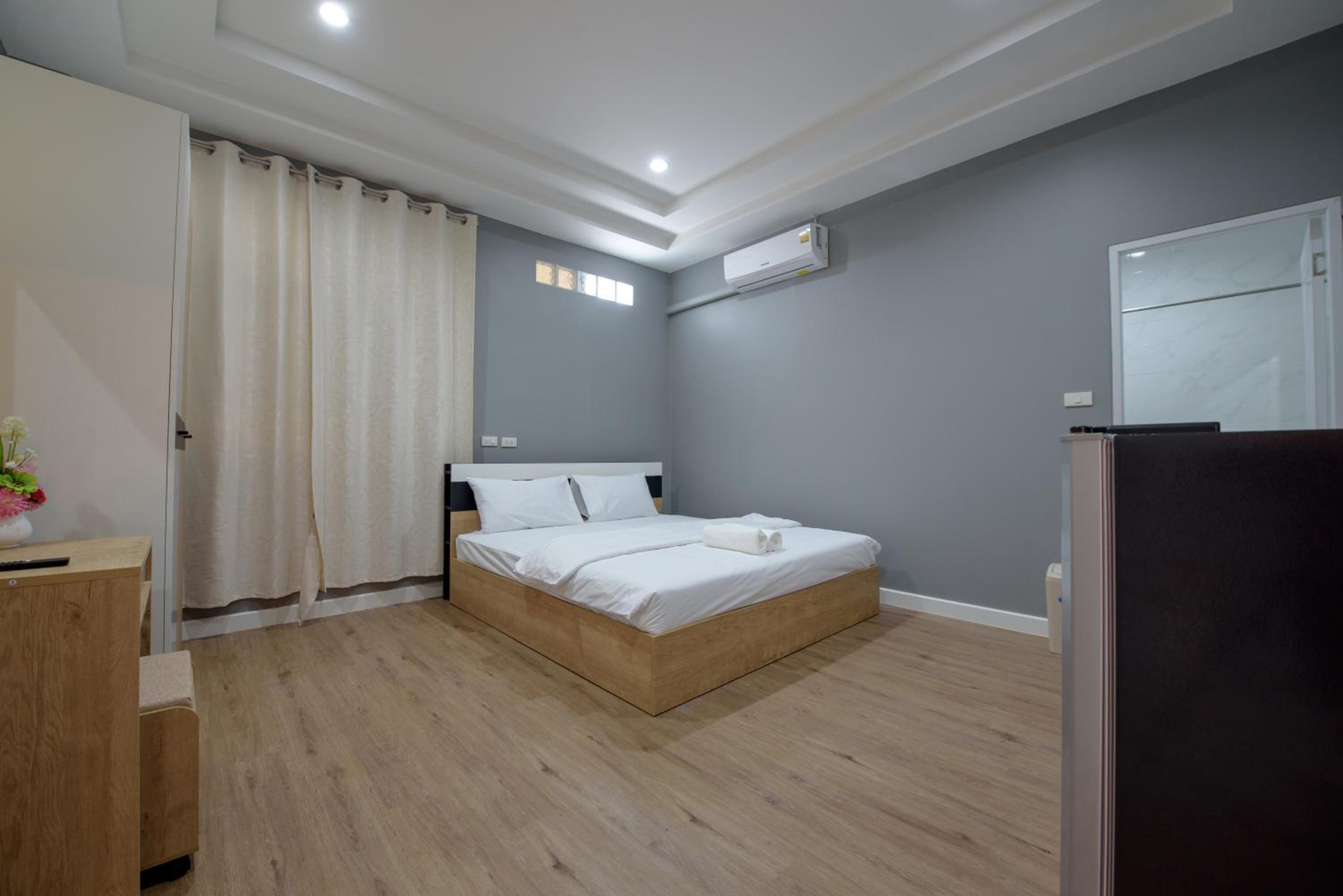 Standard King Room - Photo 6