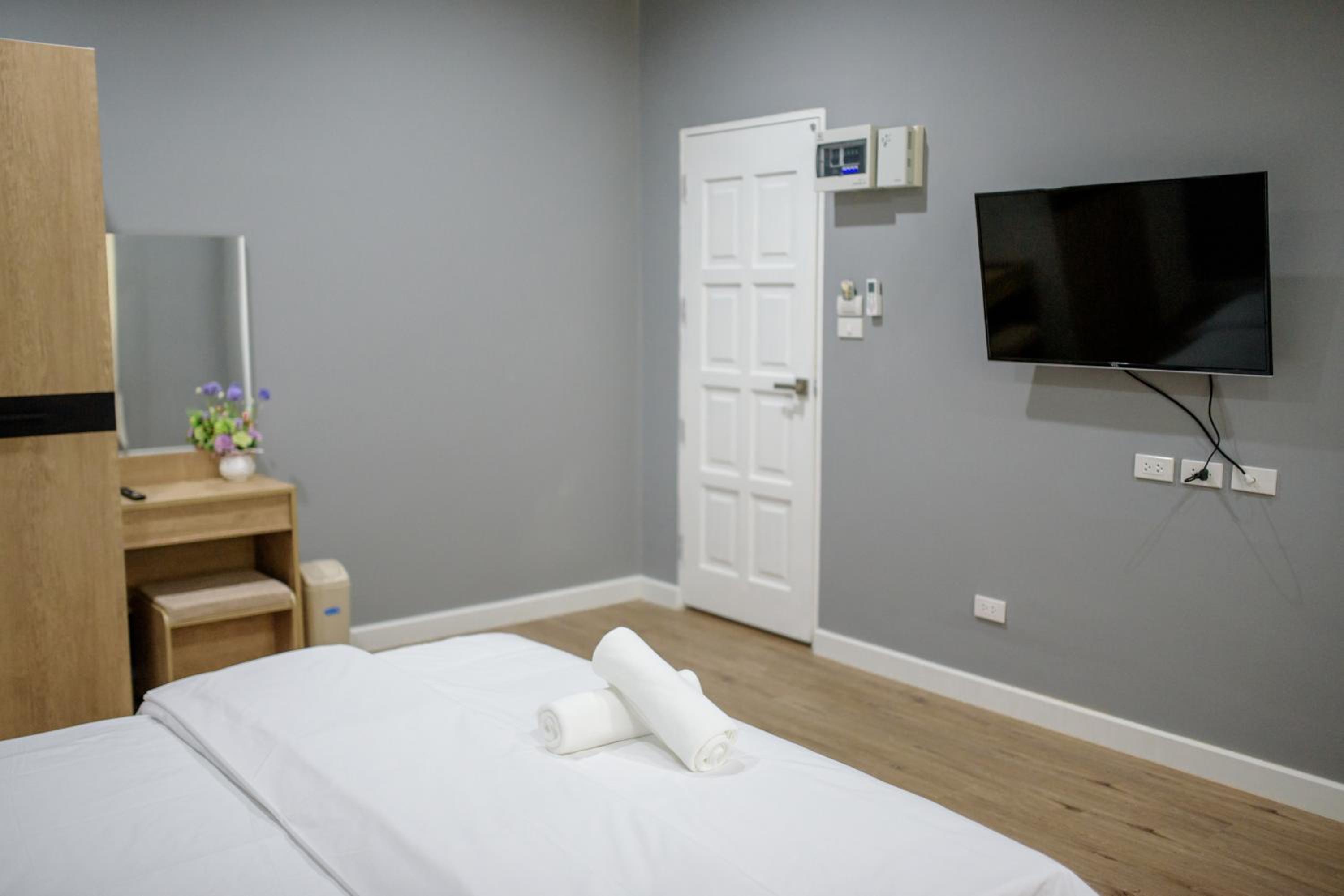 Standard King Room - Photo 7