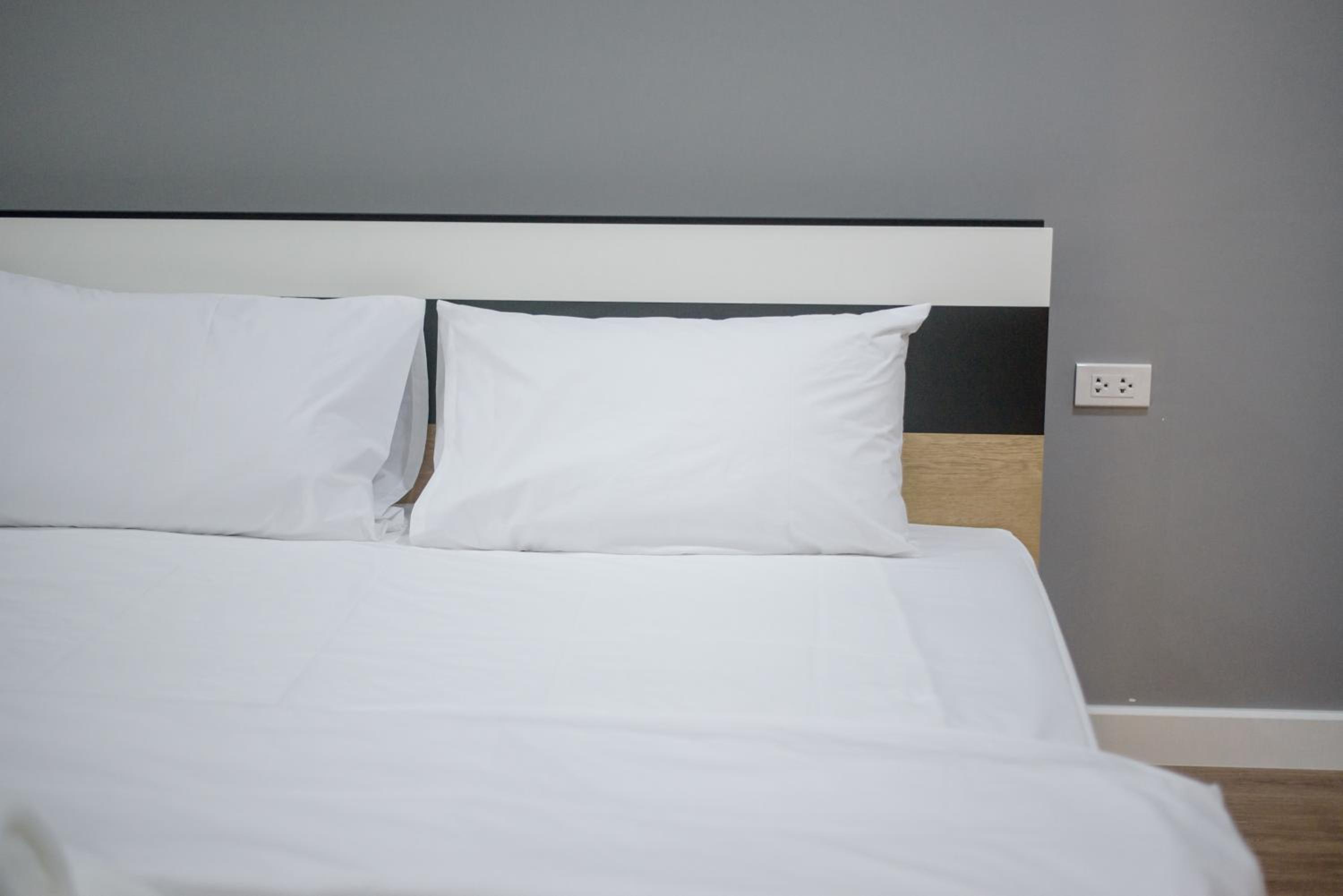 Standard King Room - Photo 8