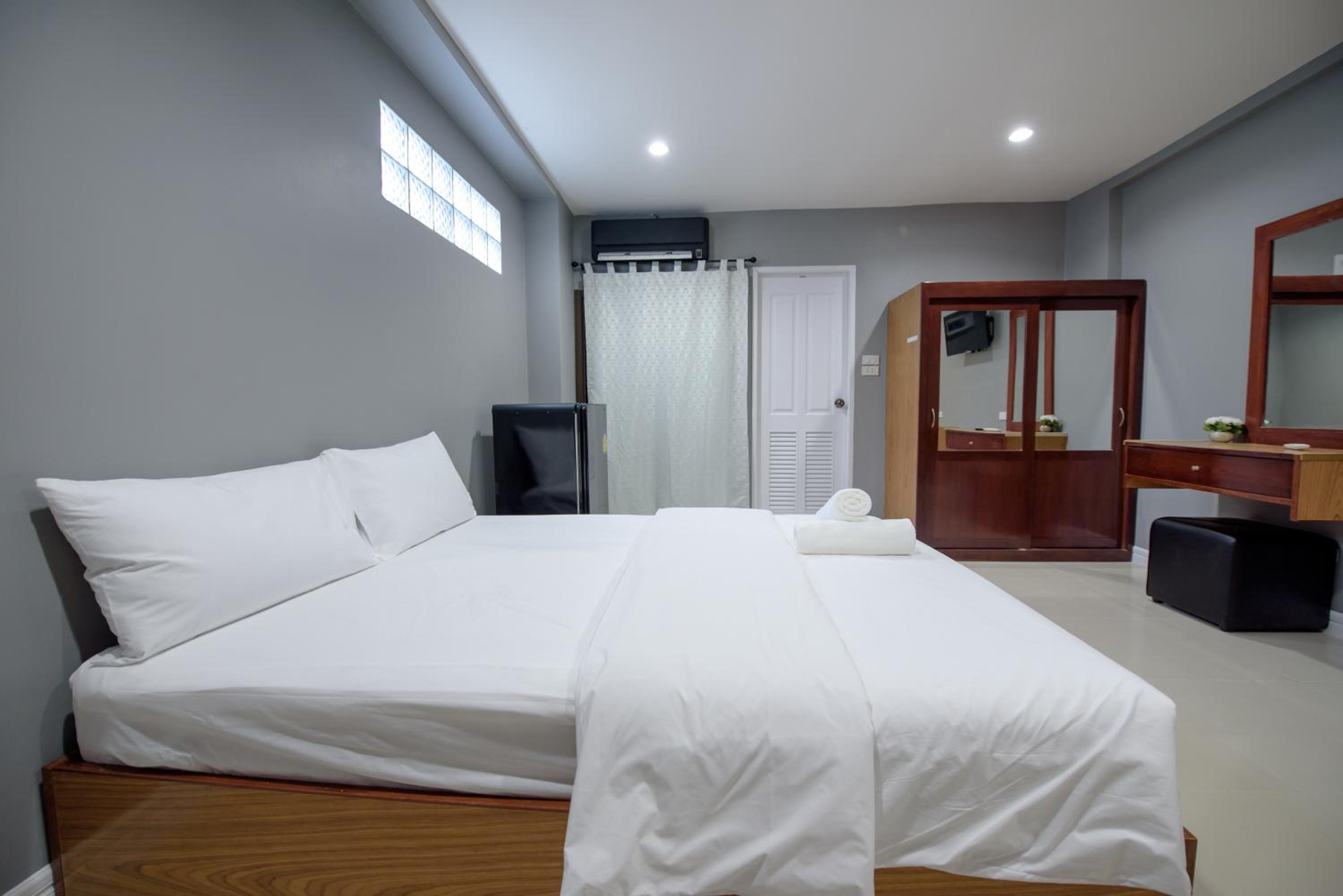 Standard Queen Room - Photo 10