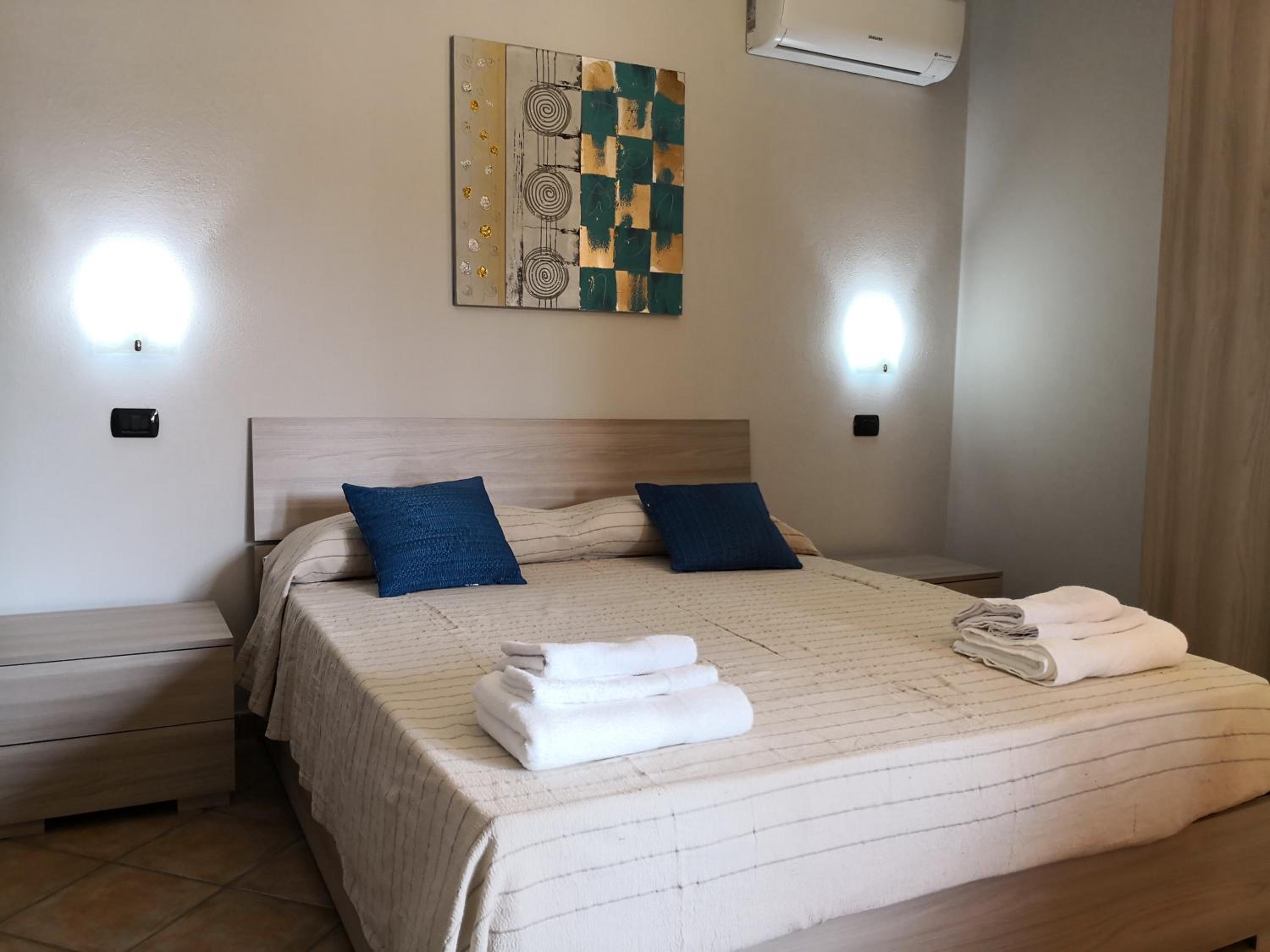 Double Room with Private External Bathroom - Photo 3
