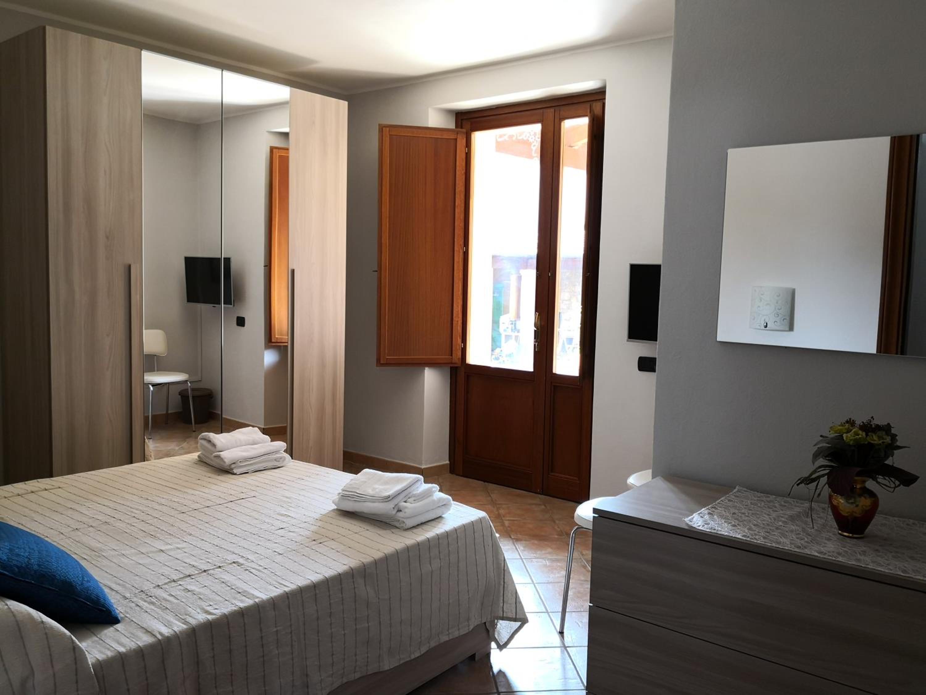 Double Room with Private External Bathroom - Photo 4