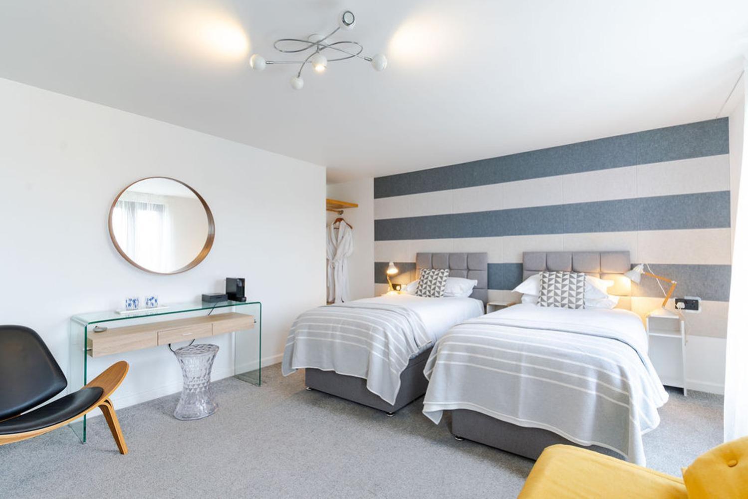 Deluxe Twin Room, photo 6