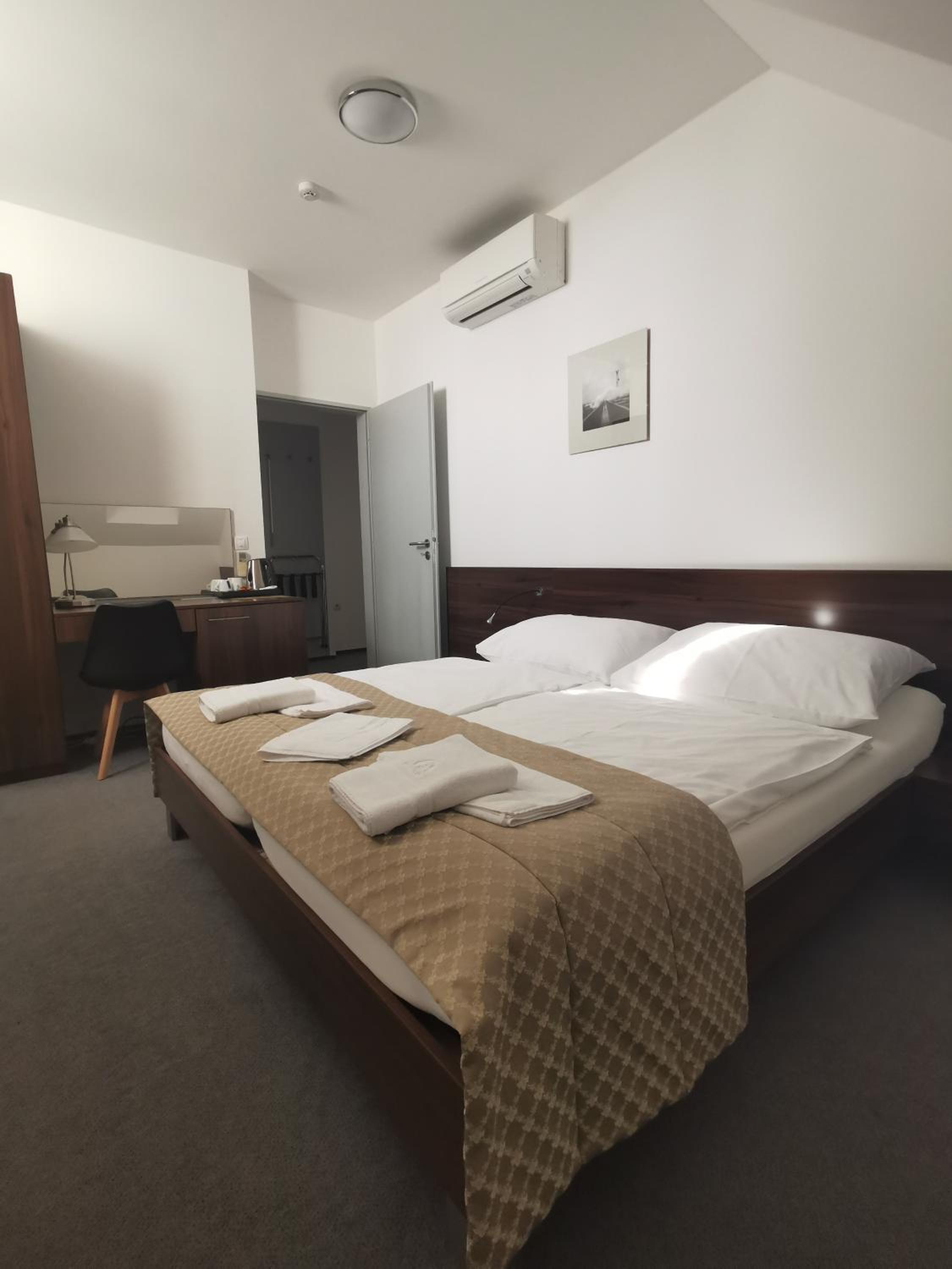 Double Room - Photo 5