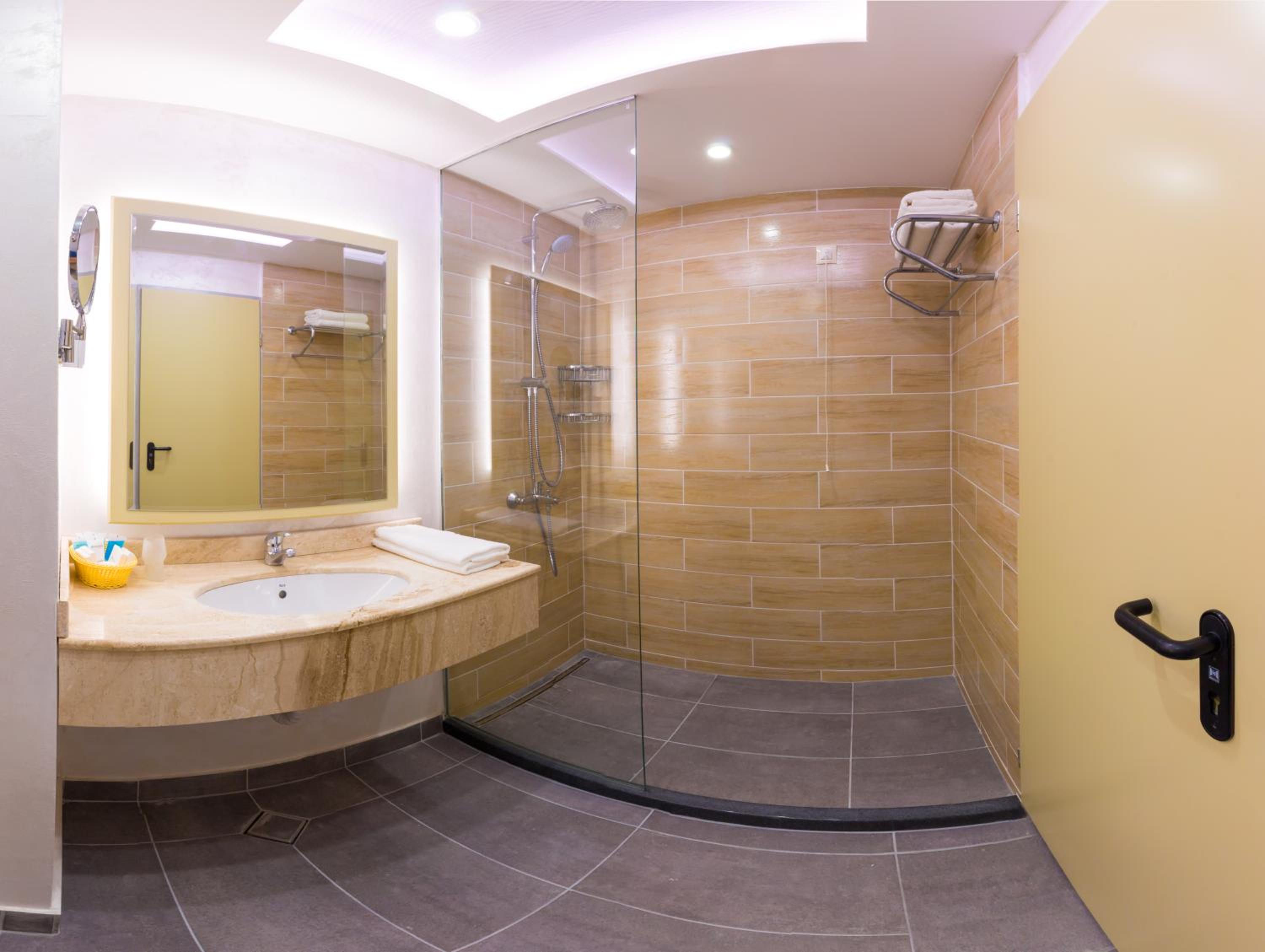 Economy Double or Twin Room with Balcony - Photo 4