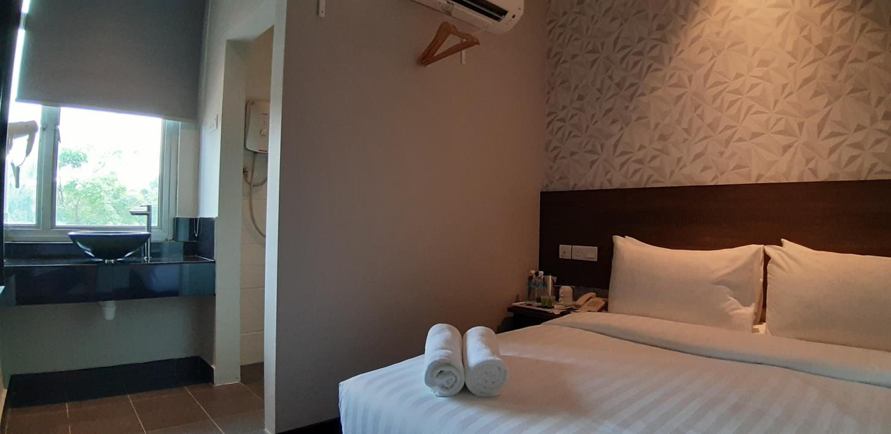 Mini Queen Room With Window