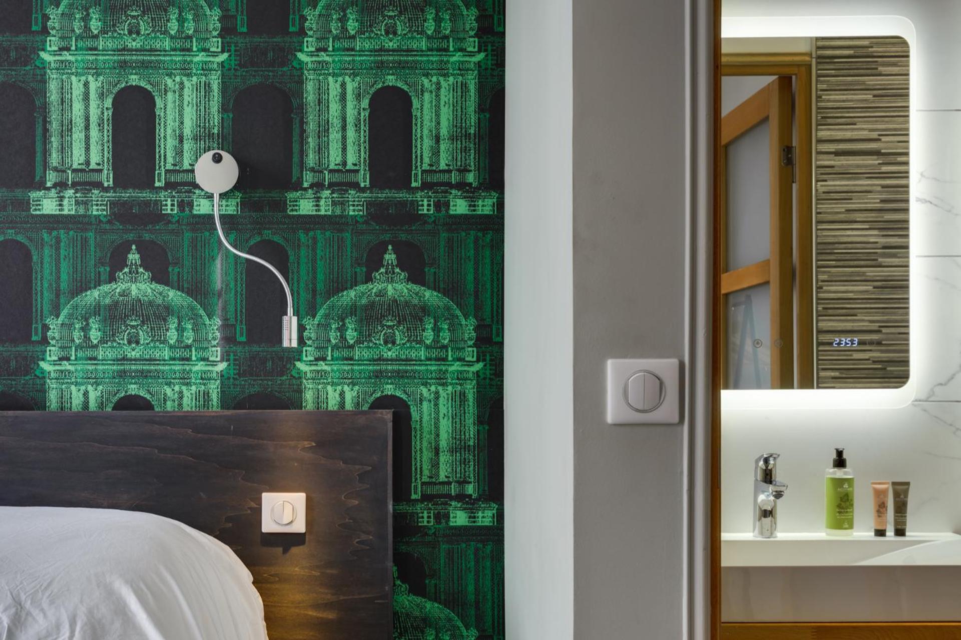 Deluxe Room - Street side  - Photo 1