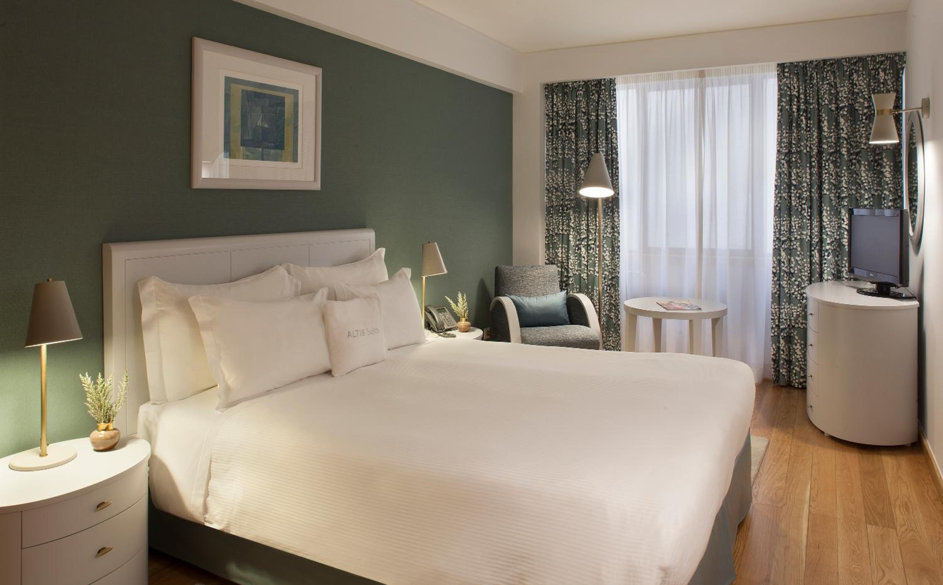 Deluxe One-Bedroom Apartment - Photo 3