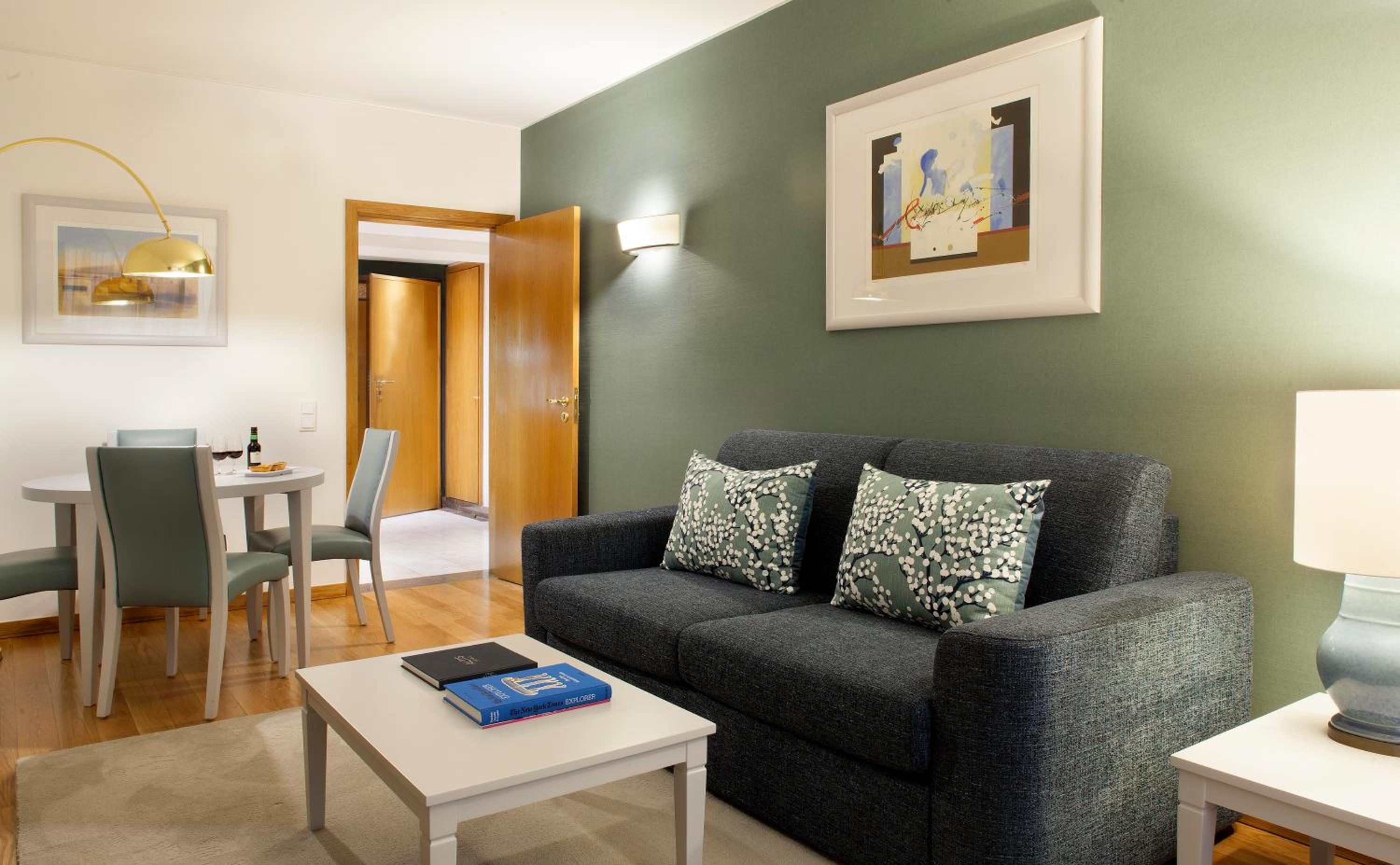 Deluxe One-Bedroom Apartment - Photo 1