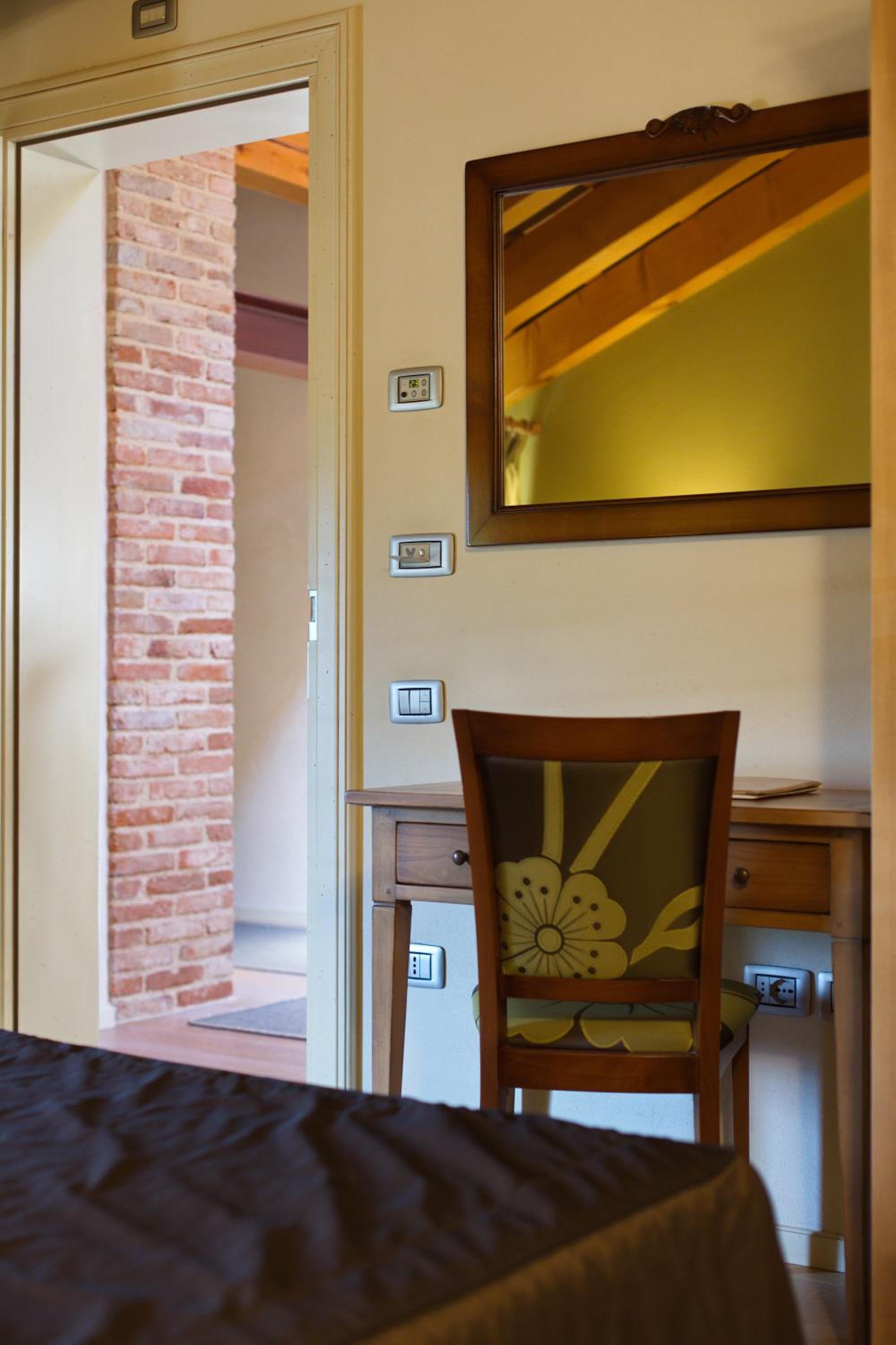 Double or Twin Room - Photo 13