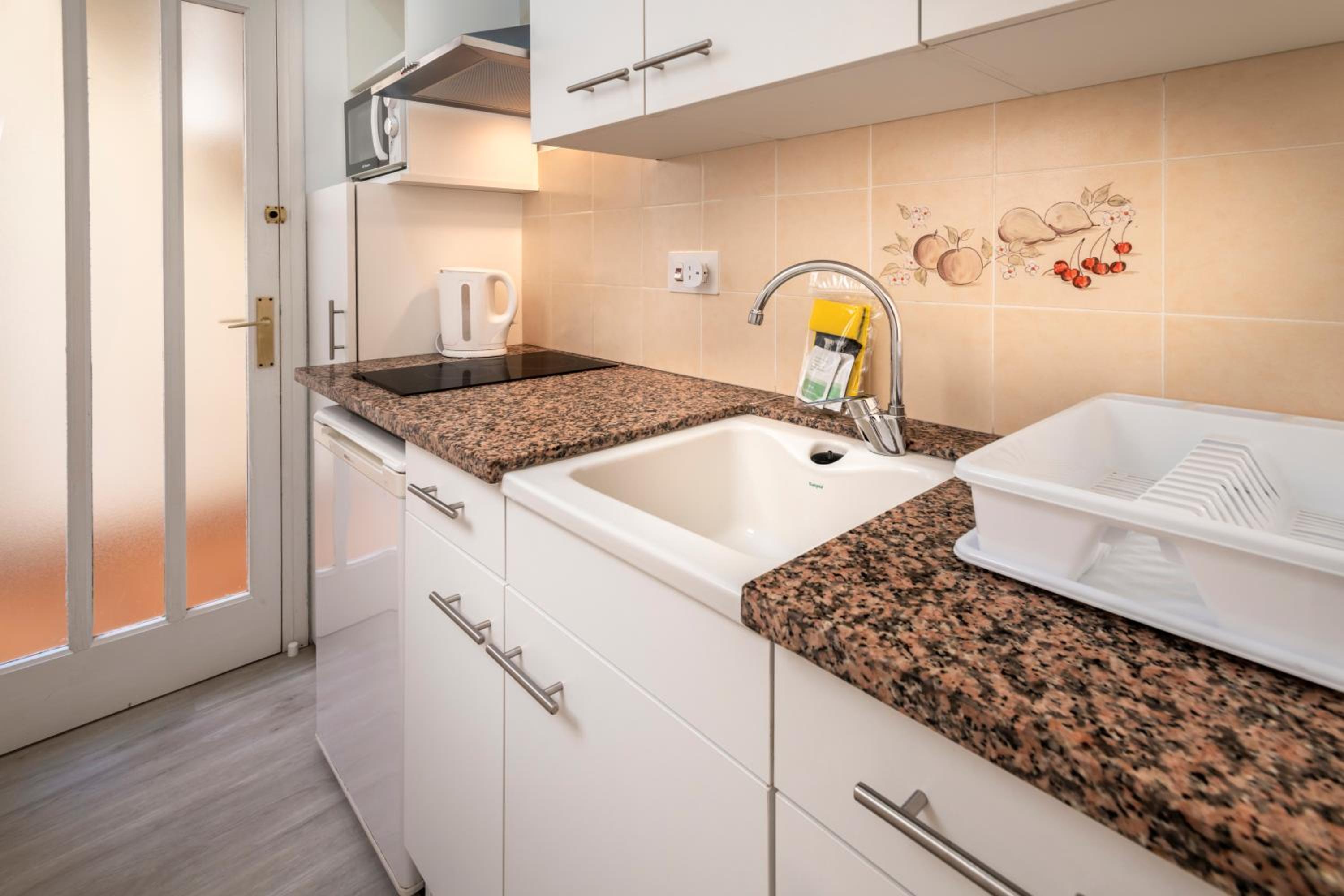One-Bedroom Apartment (4 Adults) photo 2
