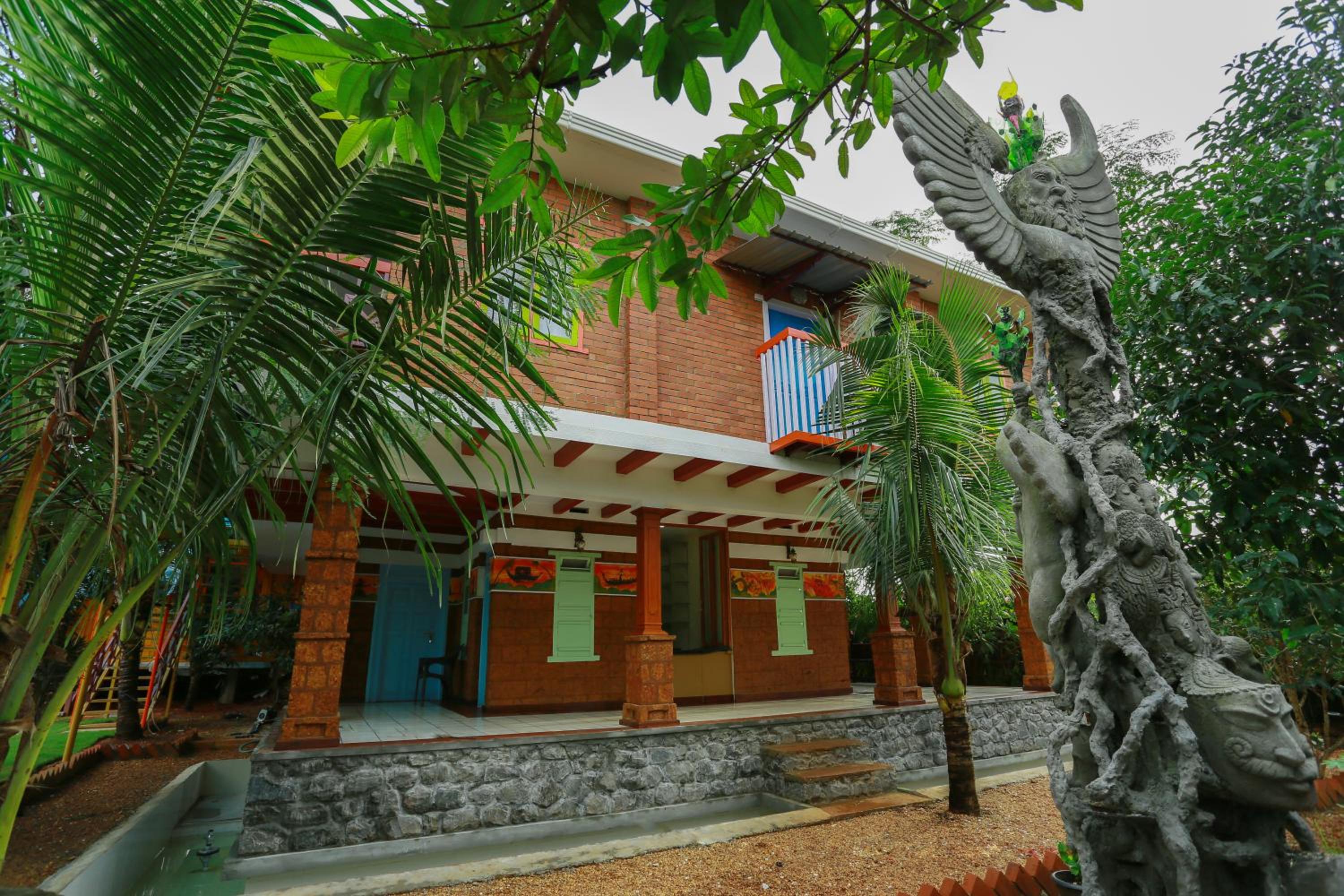 King Room with Balcony - Photo 9