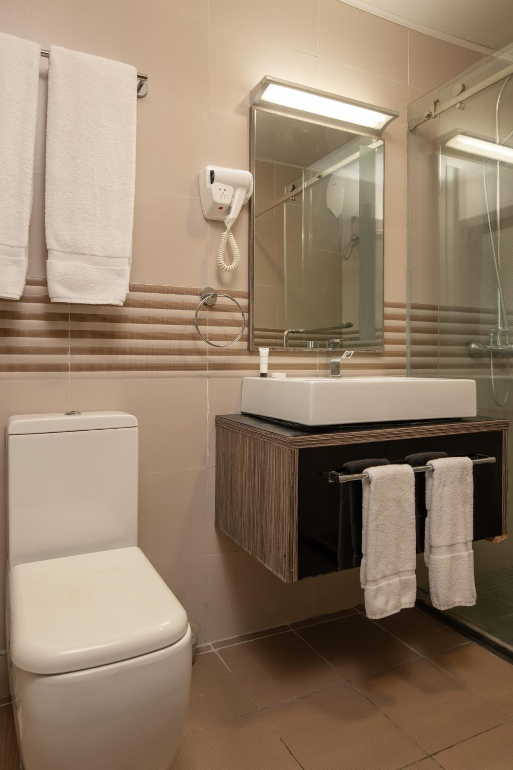 Standard Queen Room